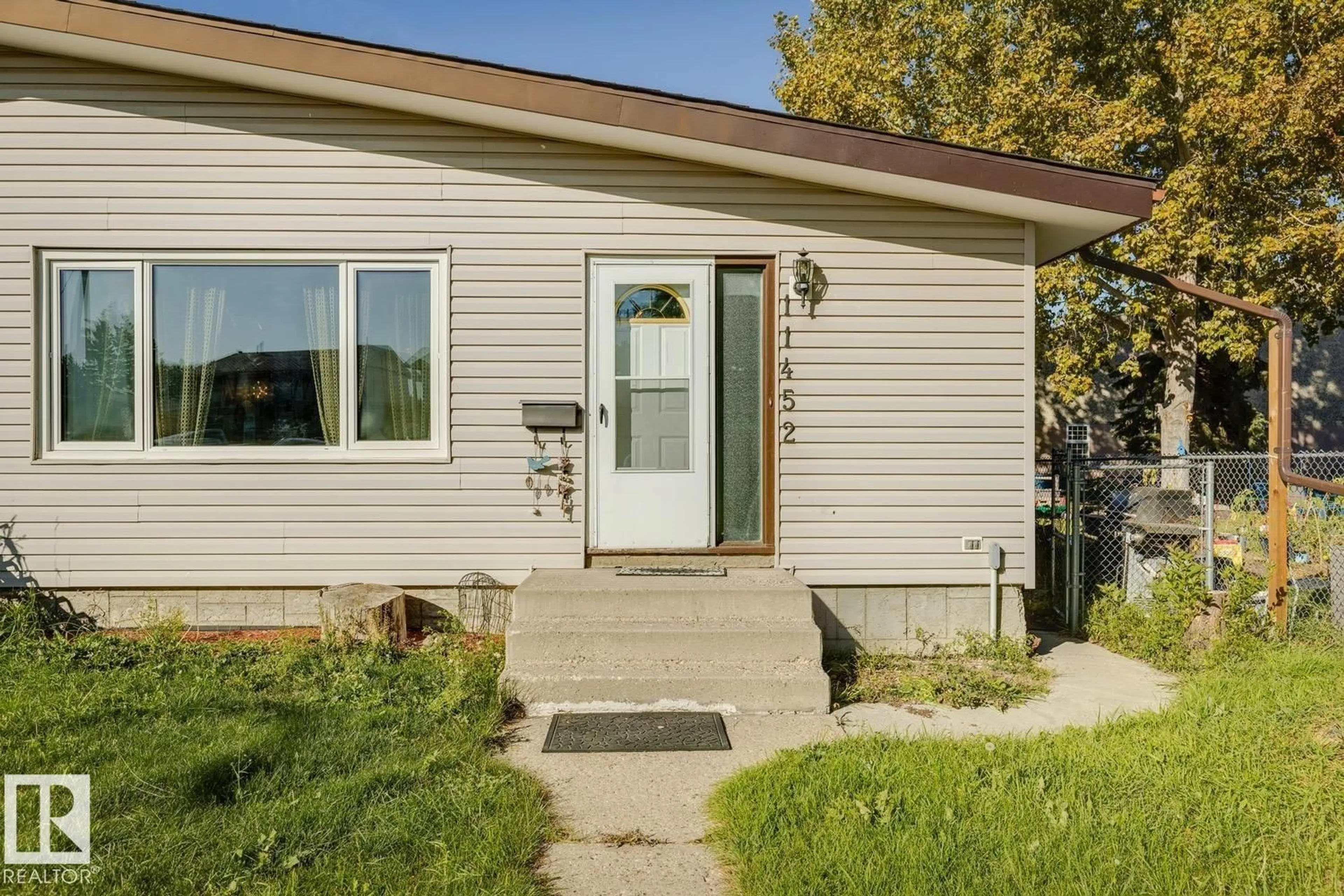 Home with vinyl exterior material, street for 11452 39 AV, Edmonton Alberta T6G0M6