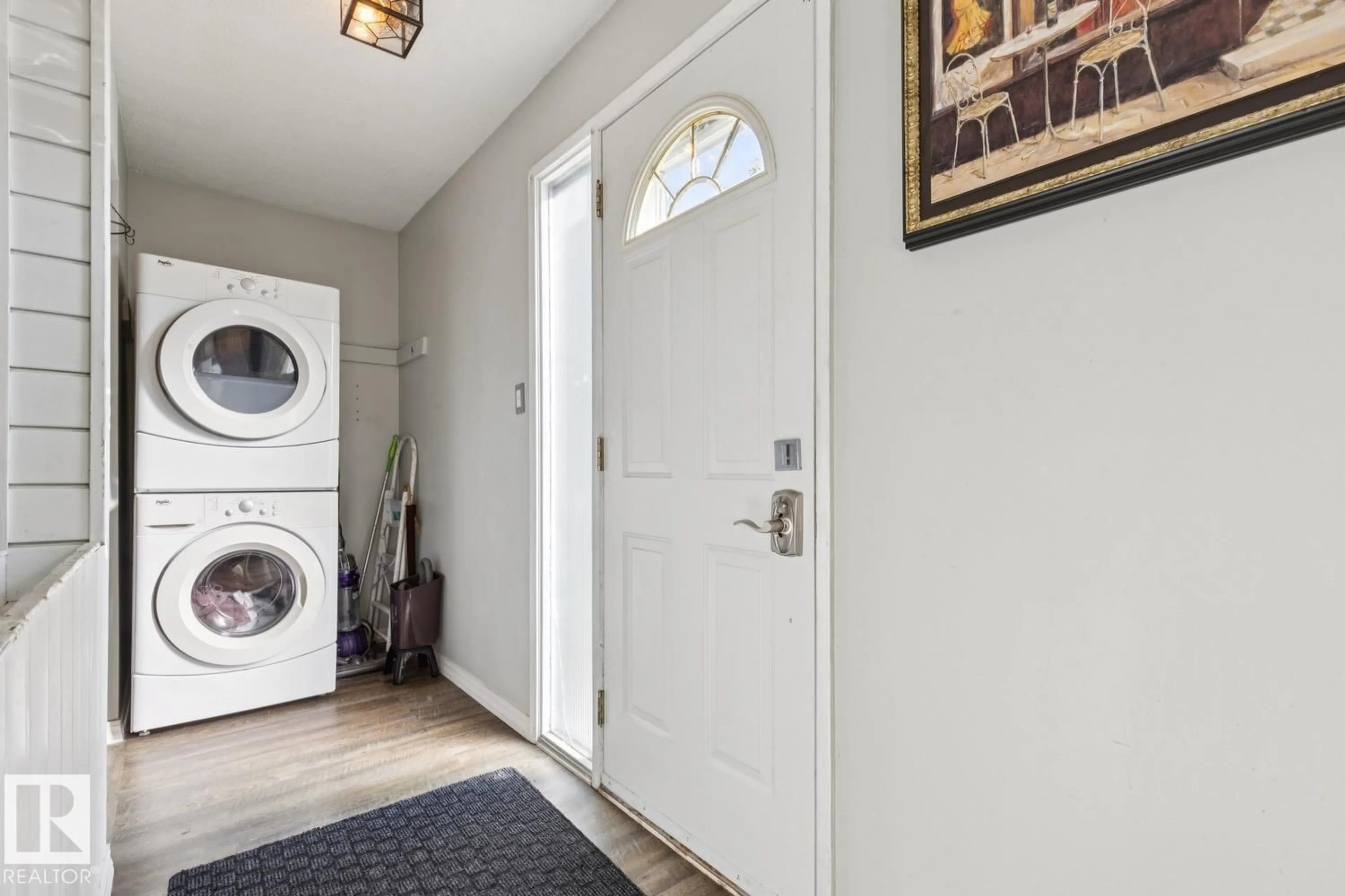 Indoor entryway for 11452 39 AV, Edmonton Alberta T6G0M6
