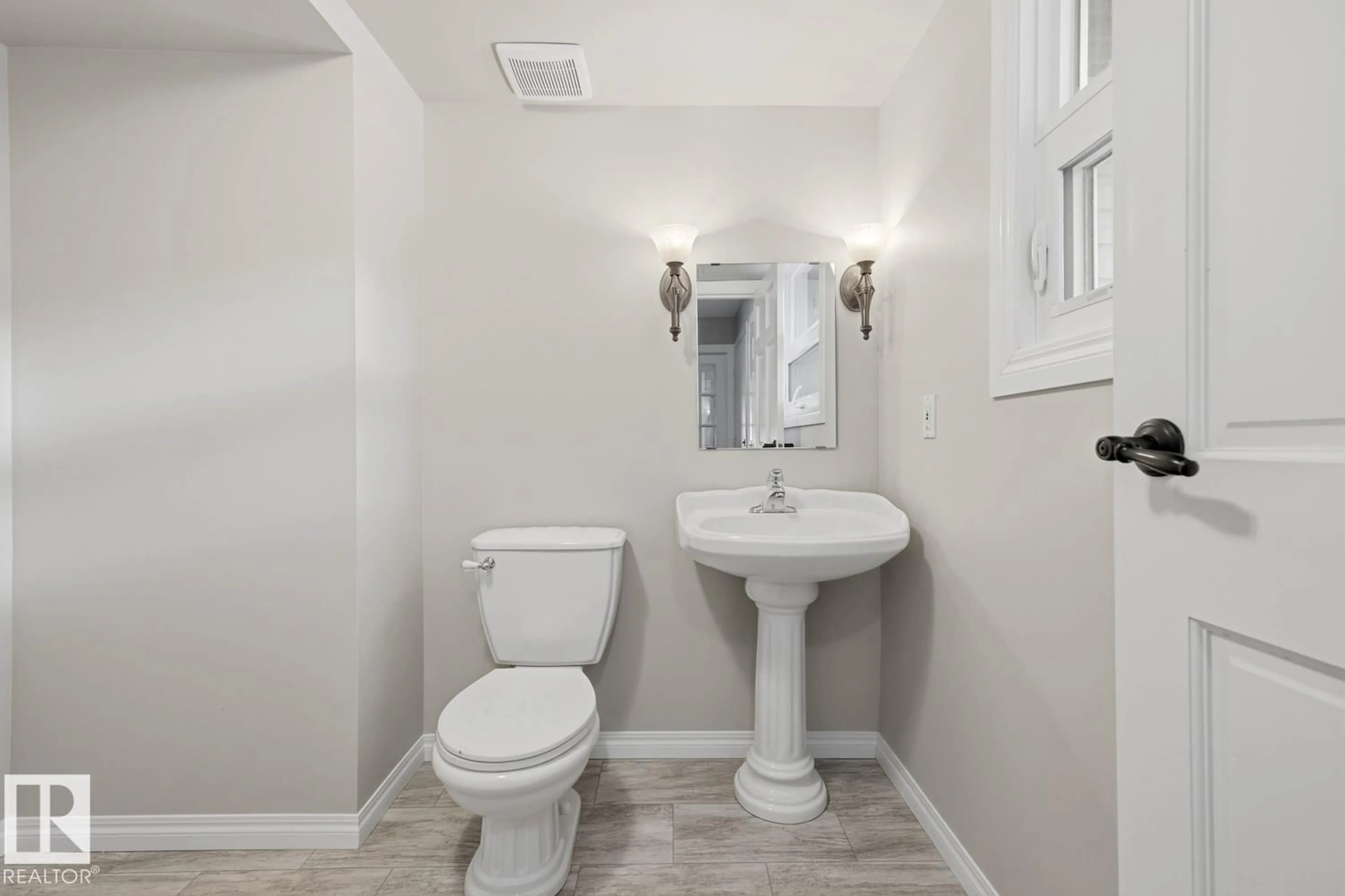 Standard bathroom, ceramic/tile floor for 10621 BEAUMARIS RD, Edmonton Alberta T5X5J5