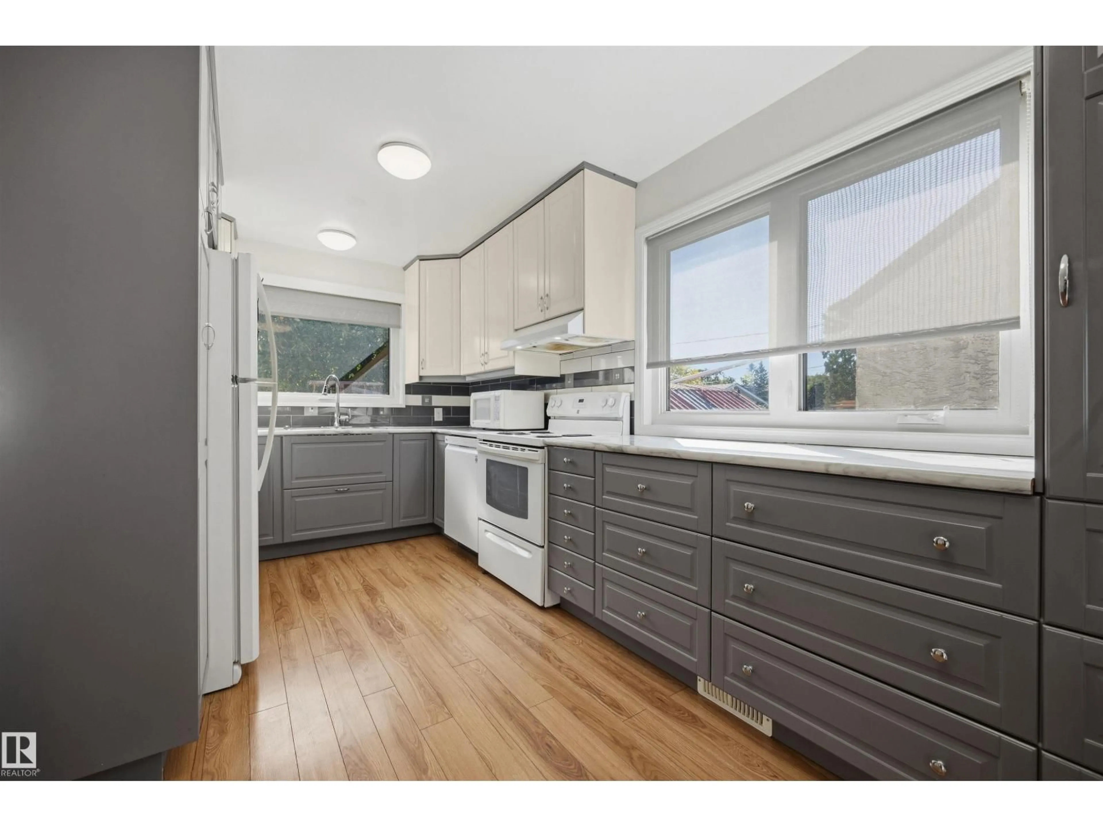 Standard kitchen, wood/laminate floor for NW - 9823 151 ST, Edmonton Alberta T5P1S9