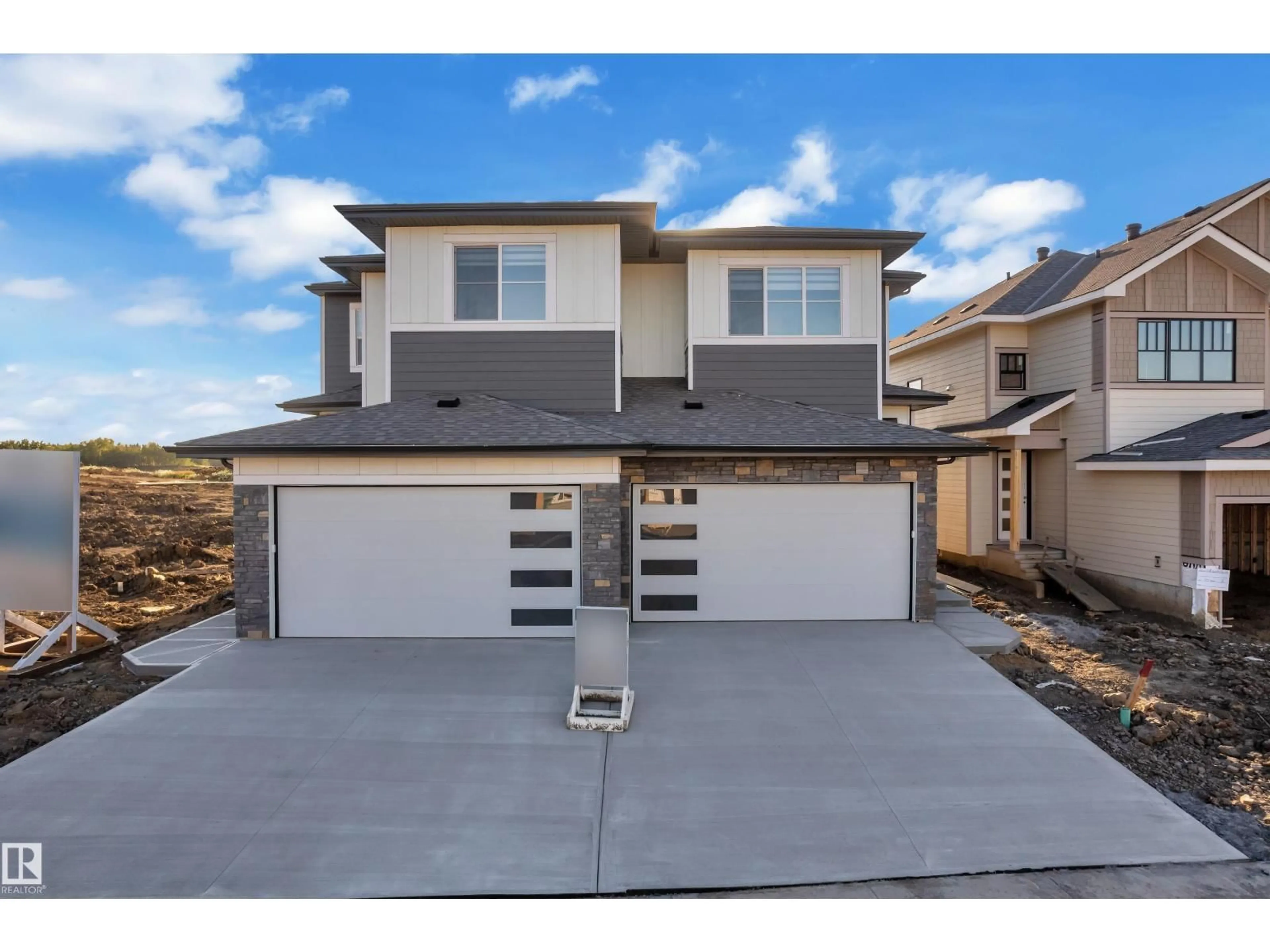 Home with vinyl exterior material, street for 10 RAVENSHIRE WYND, Sherwood Park Alberta T8B0G2