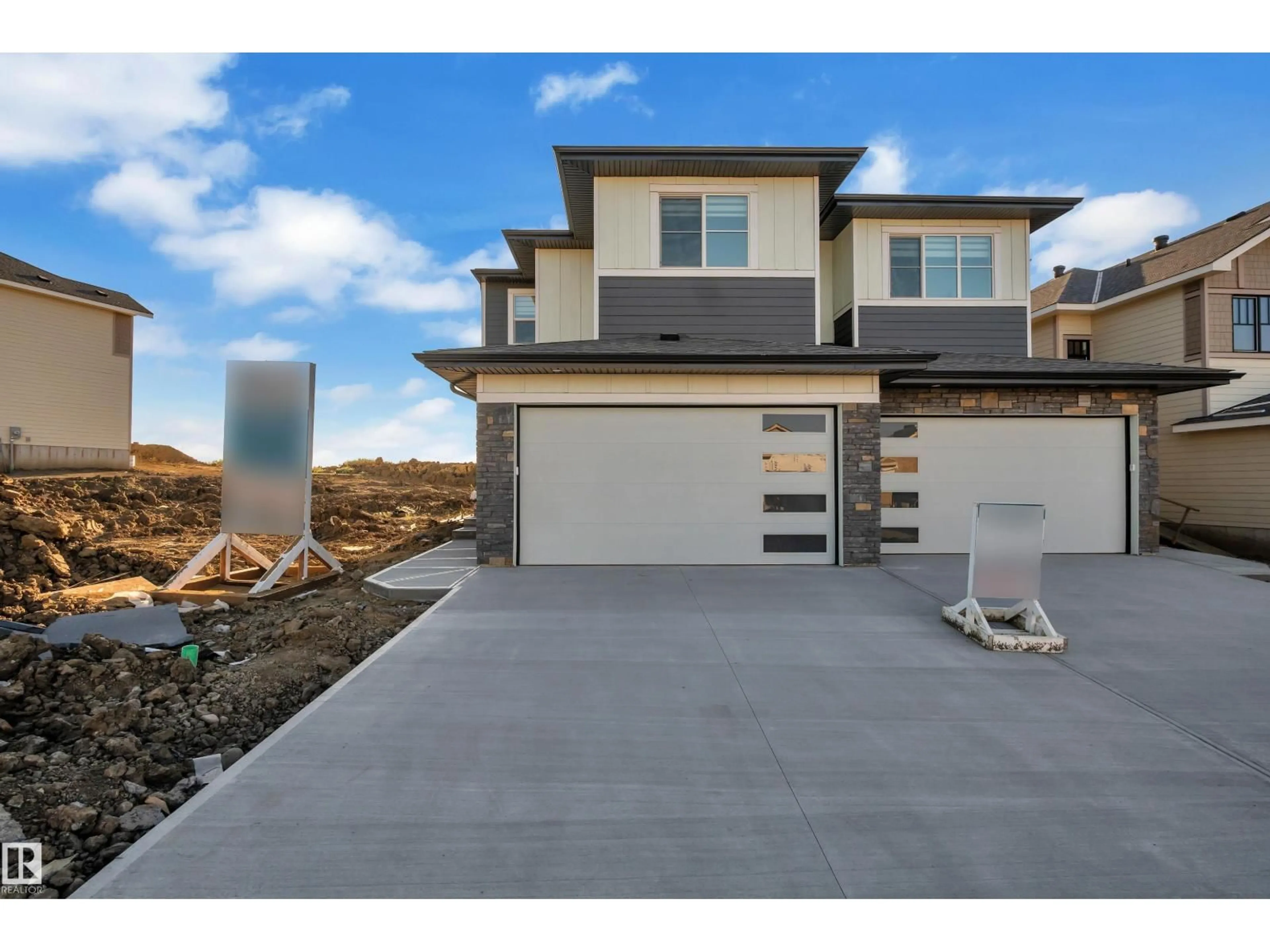 Home with vinyl exterior material, street for 14 RAVENSHIRE WYND, Sherwood Park Alberta T8B0G2