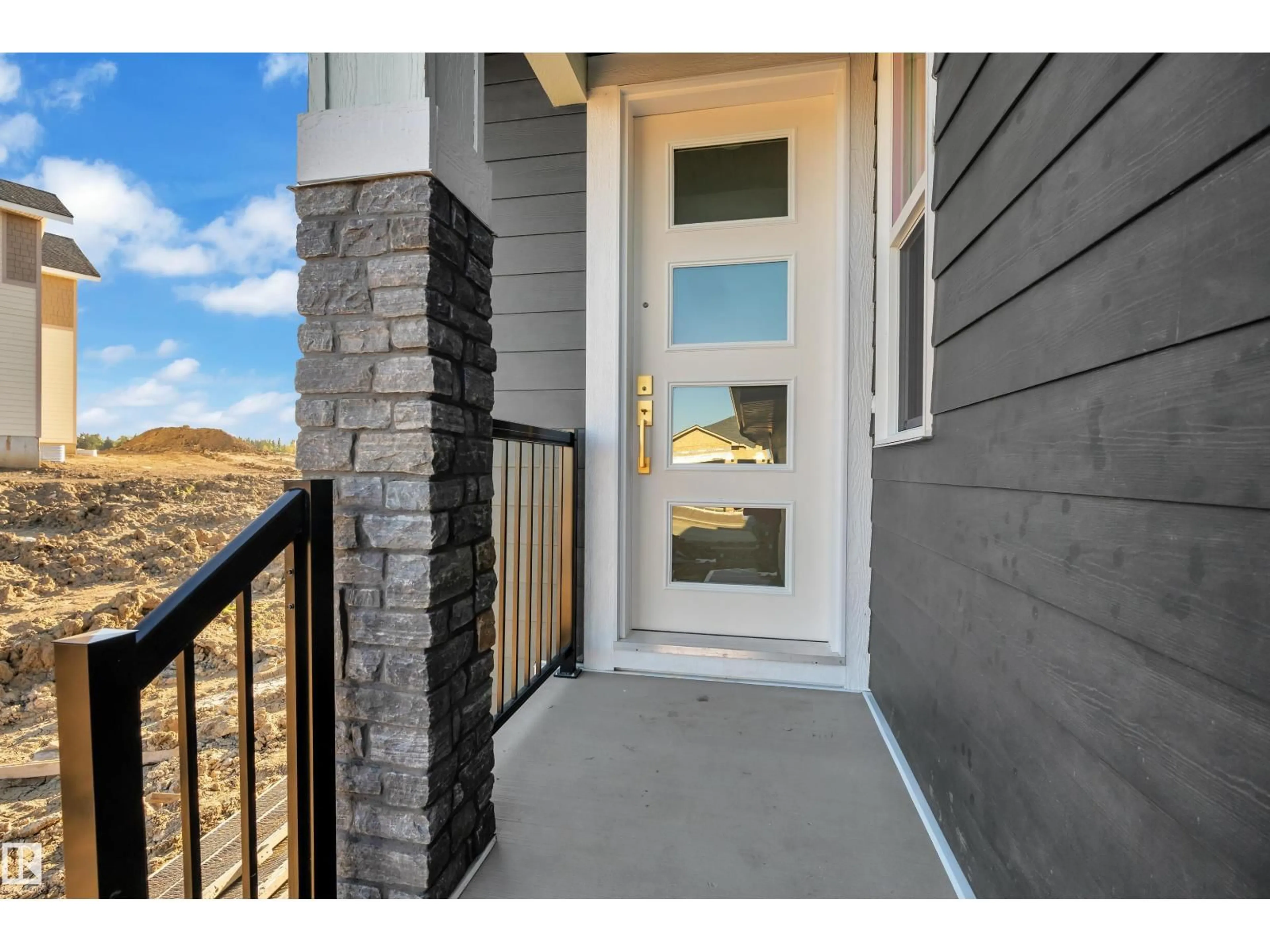 Indoor entryway for 14 RAVENSHIRE WYND, Sherwood Park Alberta T8B0G2