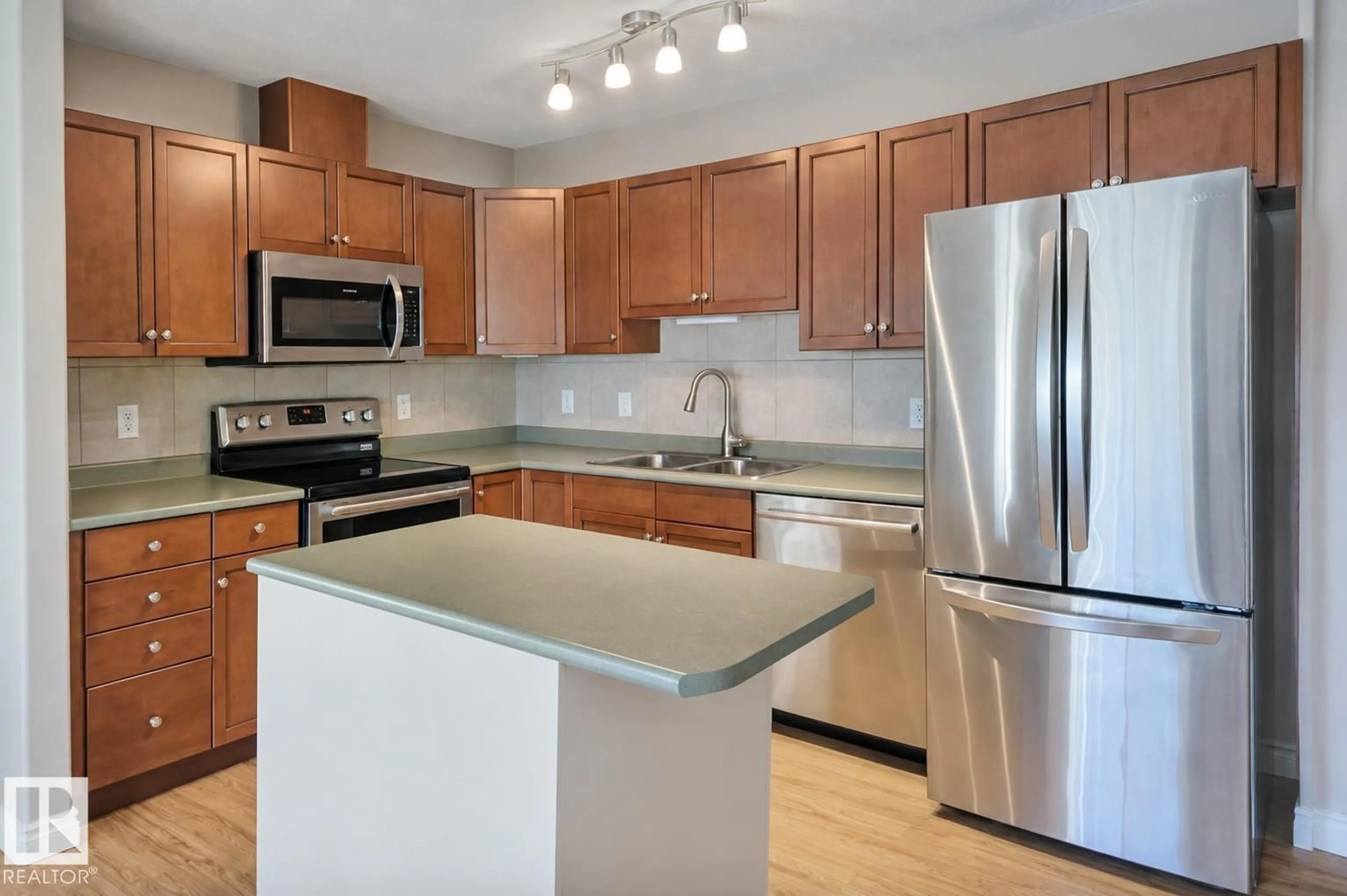 Standard kitchen, unknown for 130 WOODSMERE CL, Fort Saskatchewan Alberta T8L4N9
