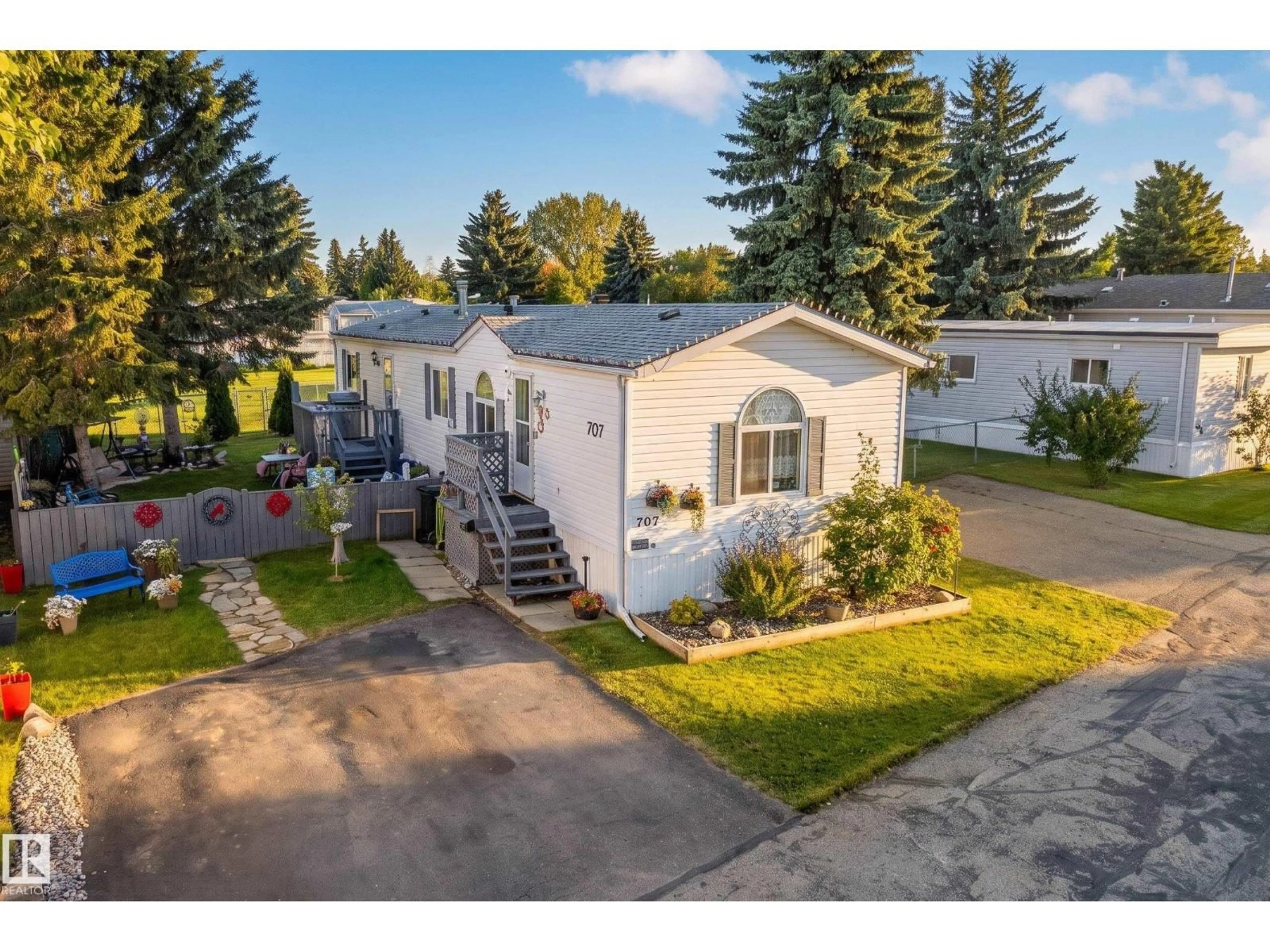 A pic from outside/outdoor area/front of a property/back of a property/a pic from drone, street for 707 EVERGREEN PARK NW, Edmonton Alberta T5Y4M2