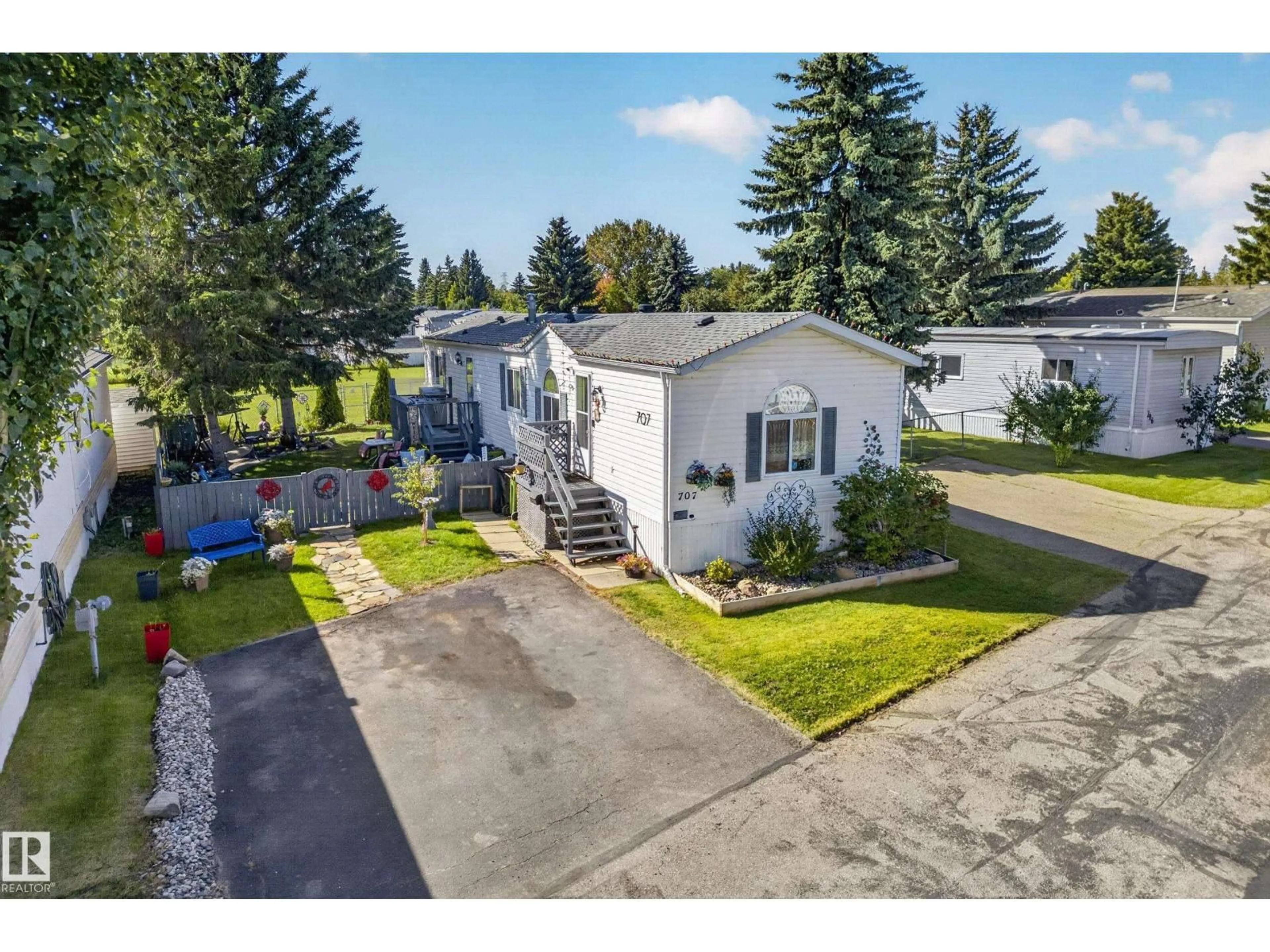 A pic from outside/outdoor area/front of a property/back of a property/a pic from drone, street for 707 EVERGREEN PARK NW, Edmonton Alberta T5Y4M2