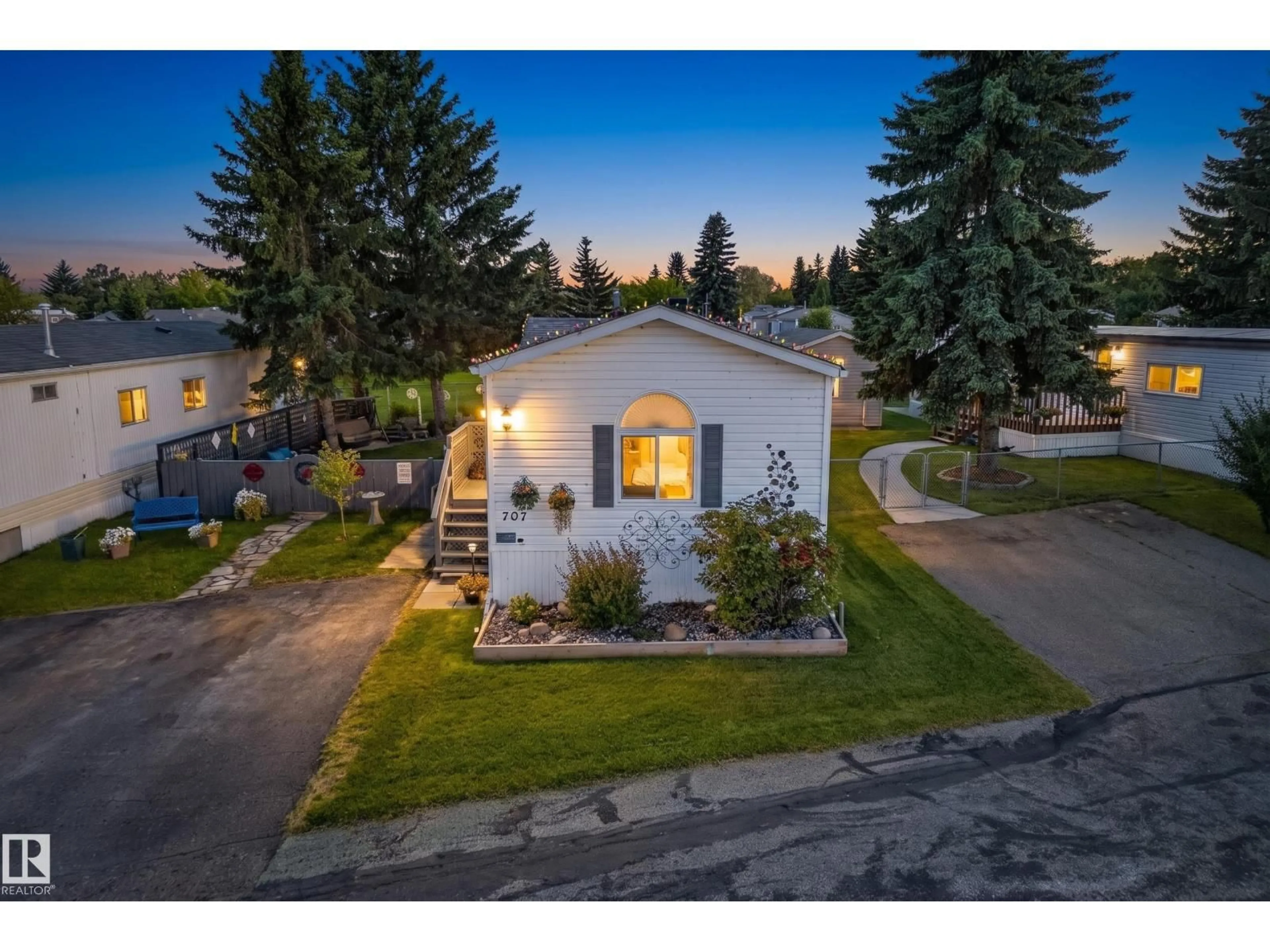 A pic from outside/outdoor area/front of a property/back of a property/a pic from drone, street for 707 EVERGREEN PARK NW, Edmonton Alberta T5Y4M2