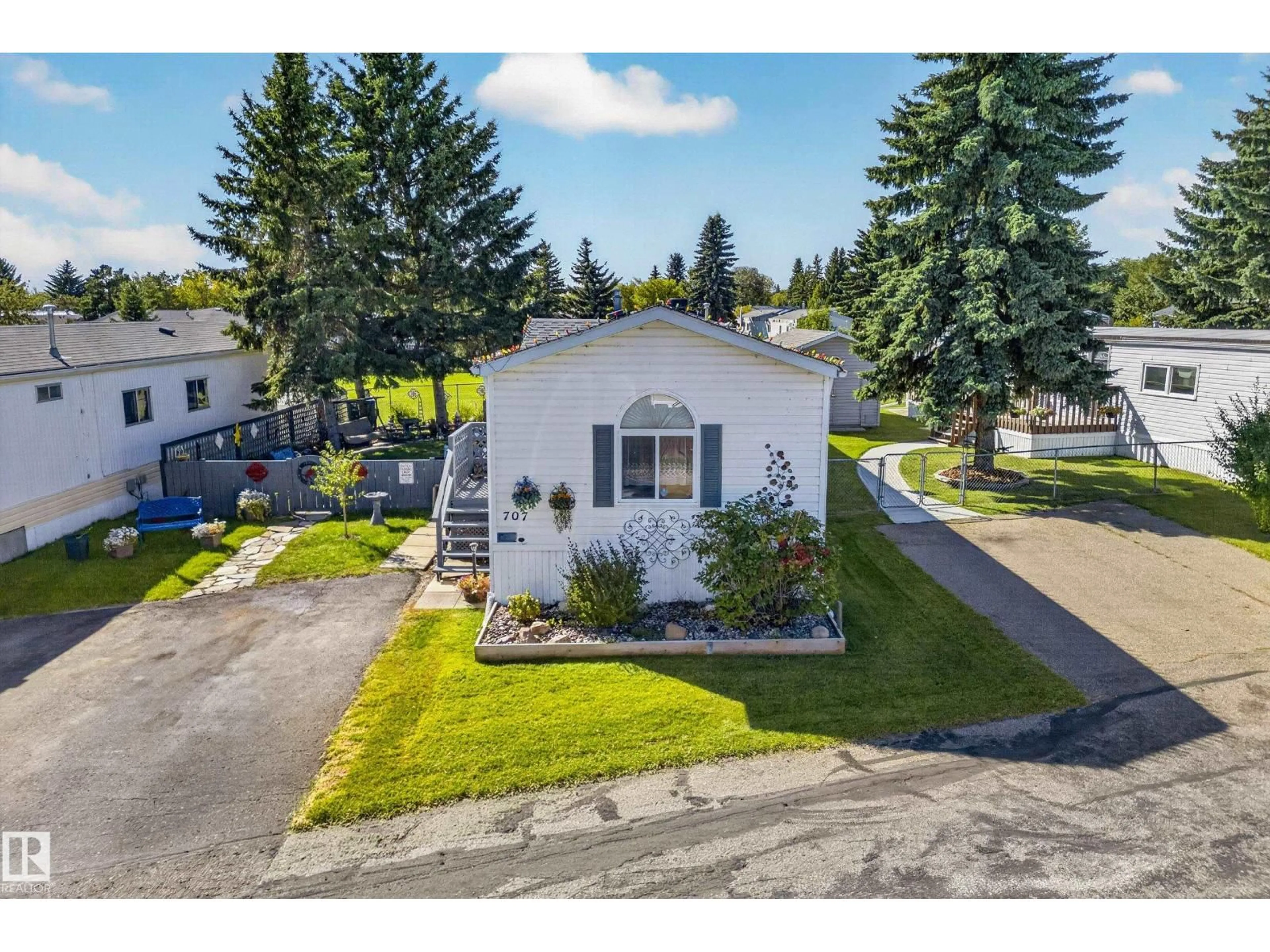 A pic from outside/outdoor area/front of a property/back of a property/a pic from drone, street for 707 EVERGREEN PARK NW, Edmonton Alberta T5Y4M2