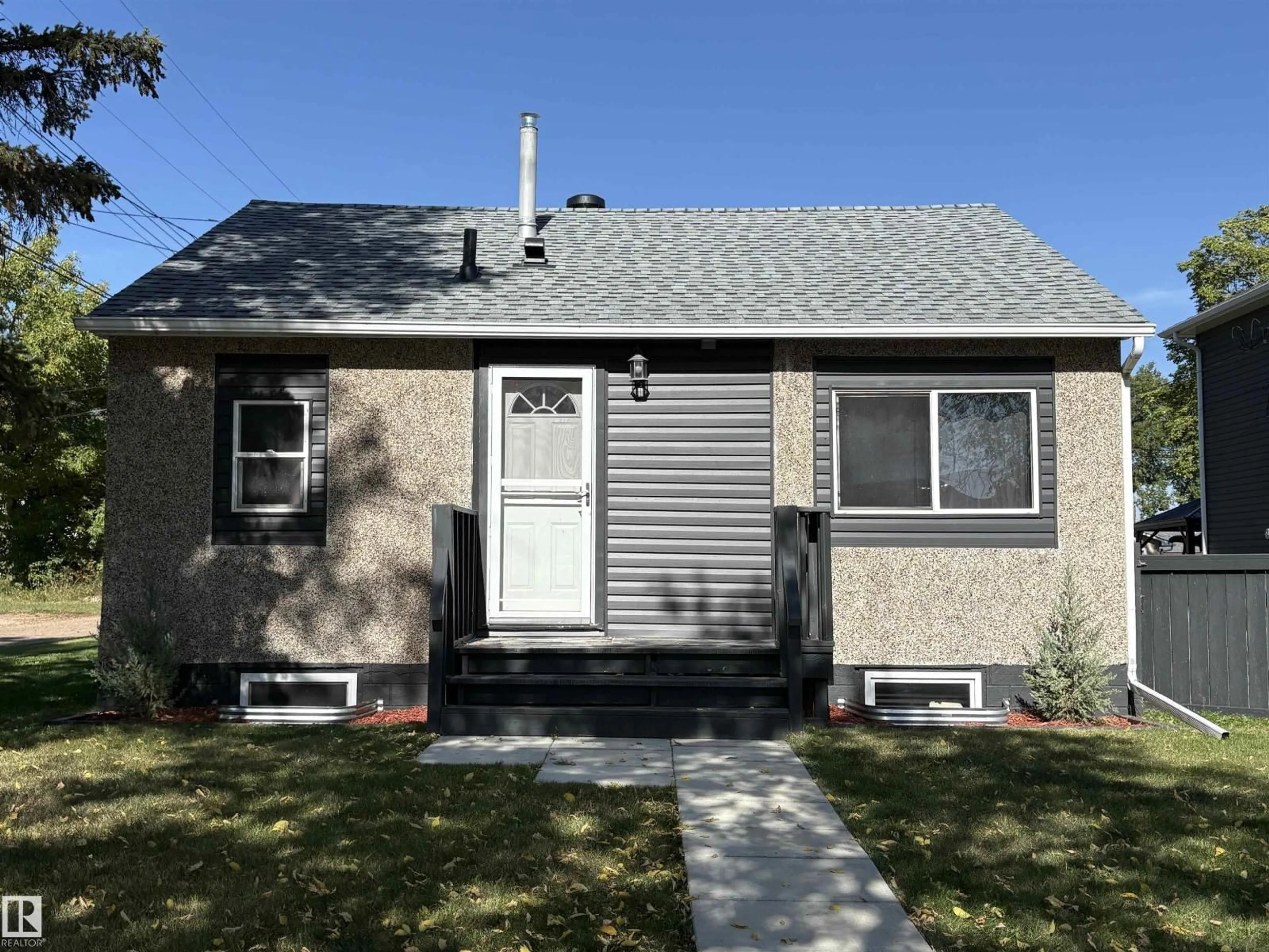Home with vinyl exterior material, street for 4728 46 AVE, Redwater Alberta T0A2W0
