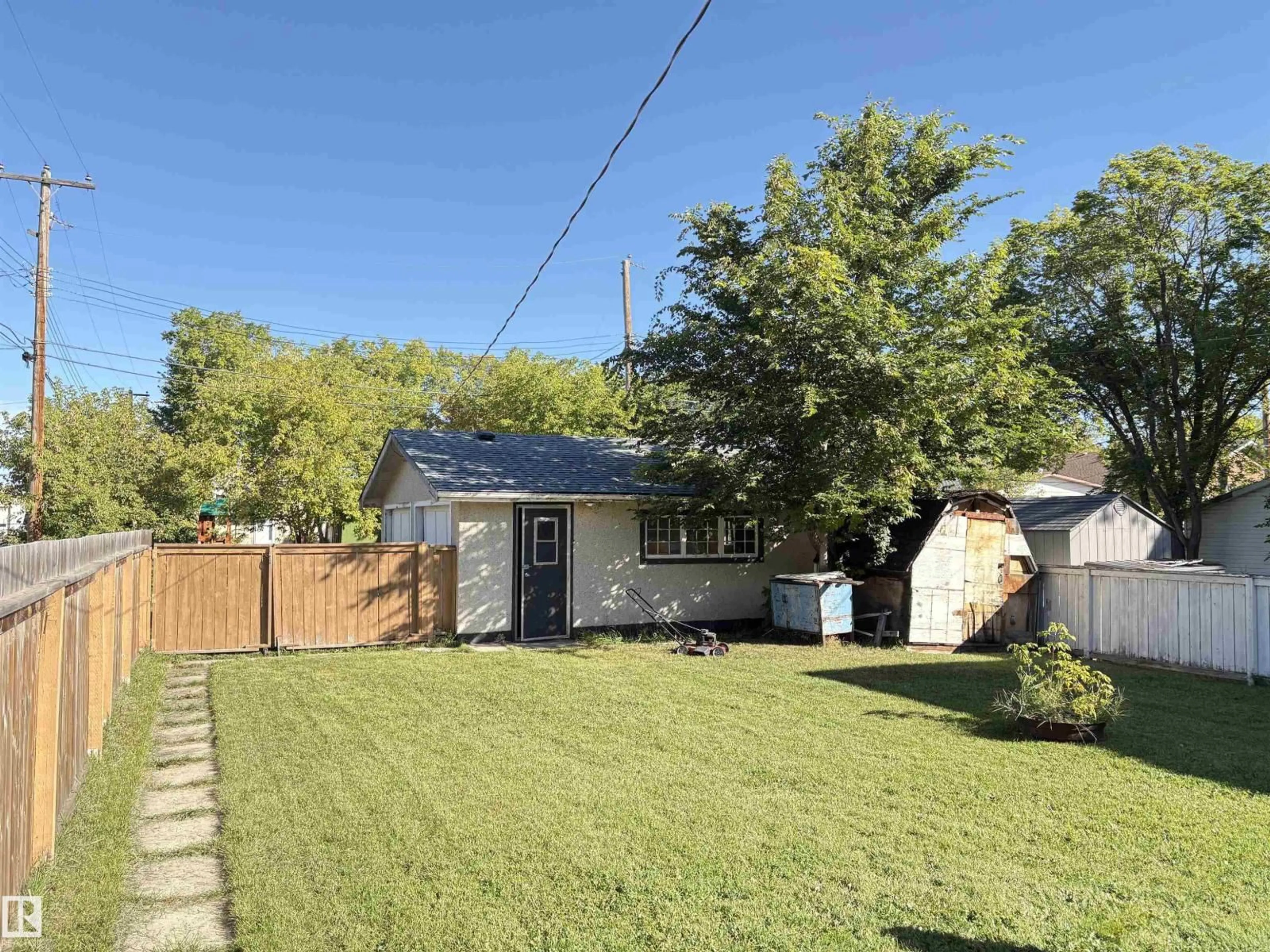 A pic from outside/outdoor area/front of a property/back of a property/a pic from drone, street for 4728 46 AVE, Redwater Alberta T0A2W0