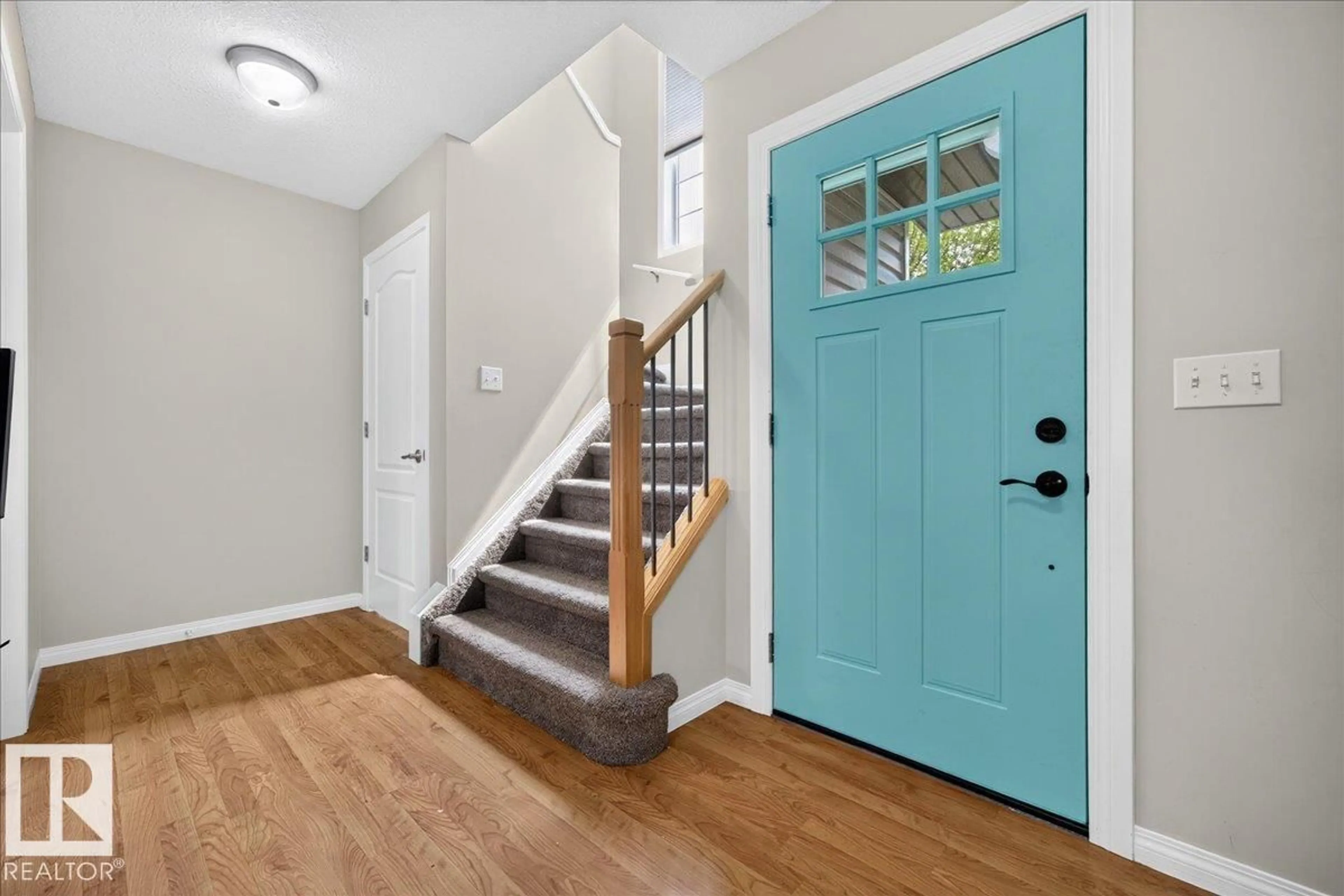 Indoor entryway for 887 OAKLAND BV, Devon Alberta T9G2H5