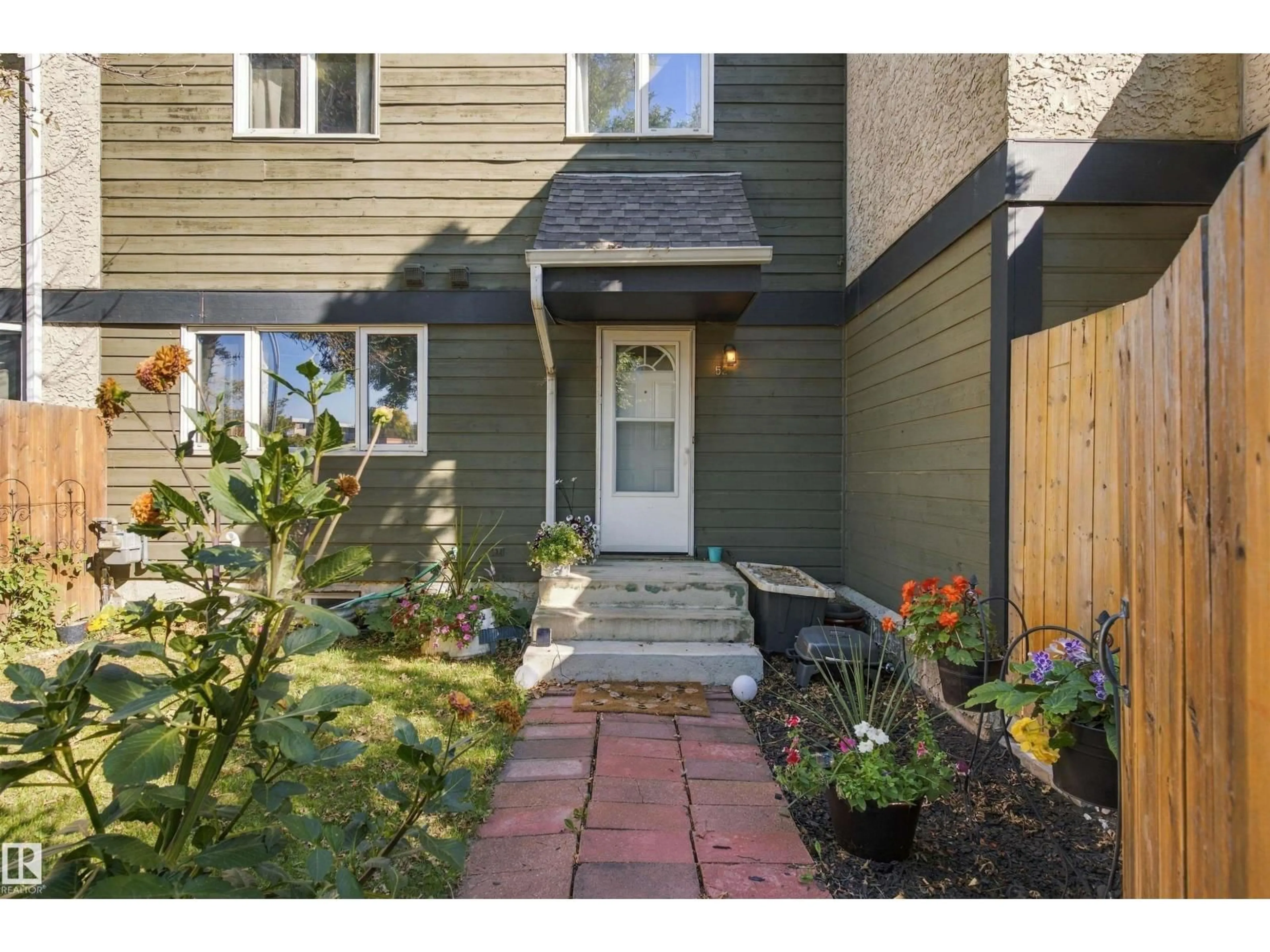 Indoor entryway for 52 BELMEAD GARDENS GD, Edmonton Alberta T5T1J1