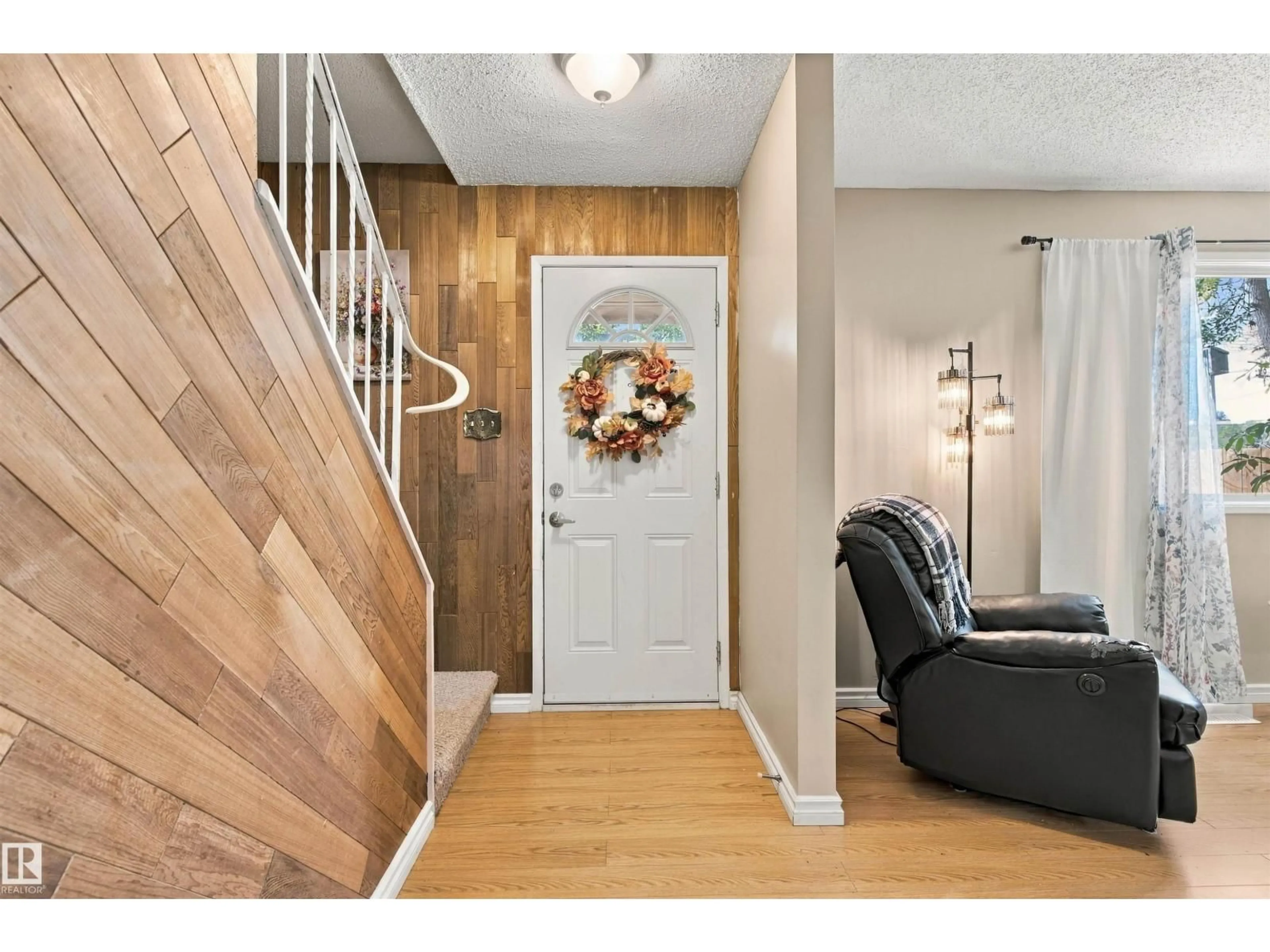 Indoor entryway for 52 BELMEAD GARDENS GD, Edmonton Alberta T5T1J1