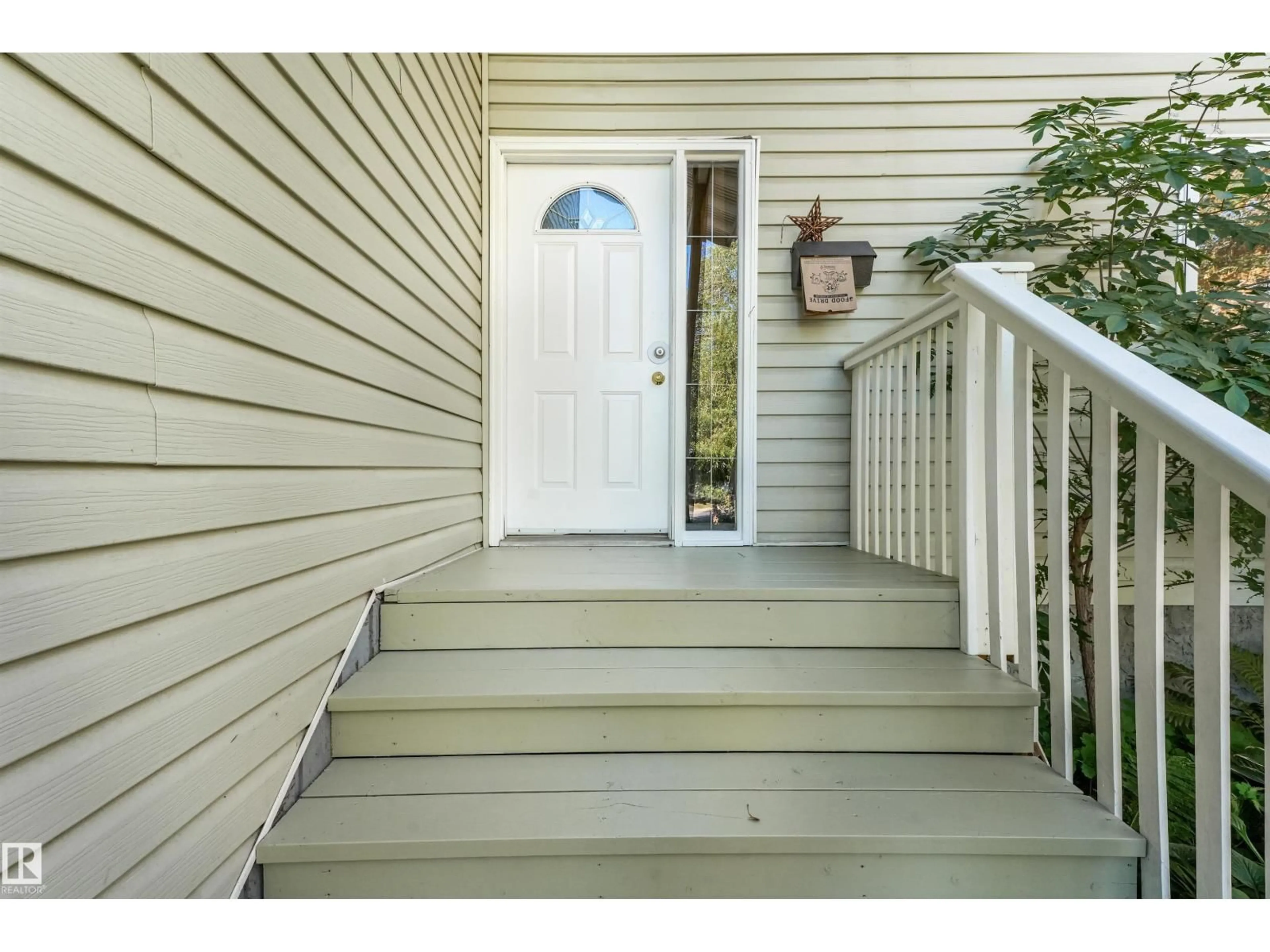 Indoor entryway for 18623 70 AV, Edmonton Alberta T5T3A6