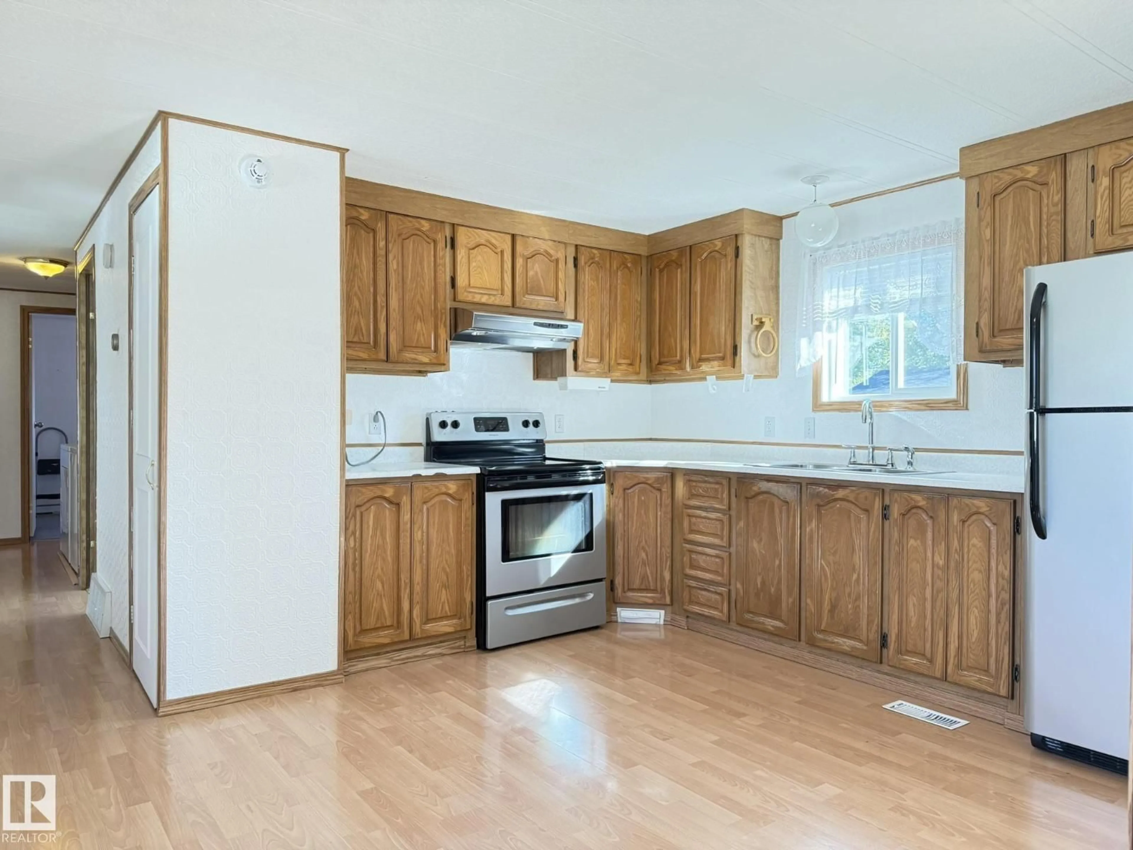 Standard kitchen, wood/laminate floor for 134 WILLOW DR, Breton Alberta T0C0P0