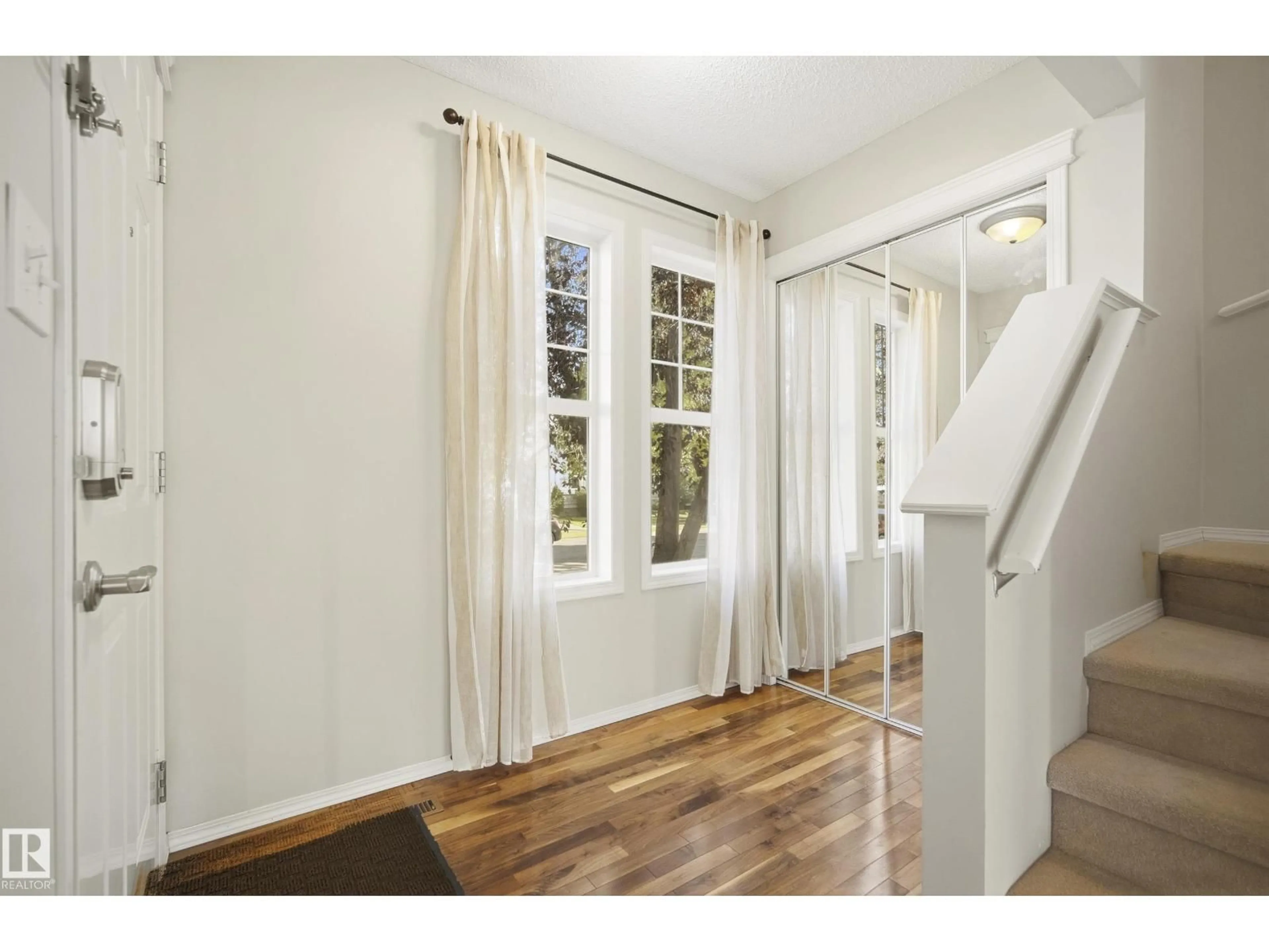 Indoor entryway for SW - 7903 12 AV, Edmonton Alberta T6X1E6