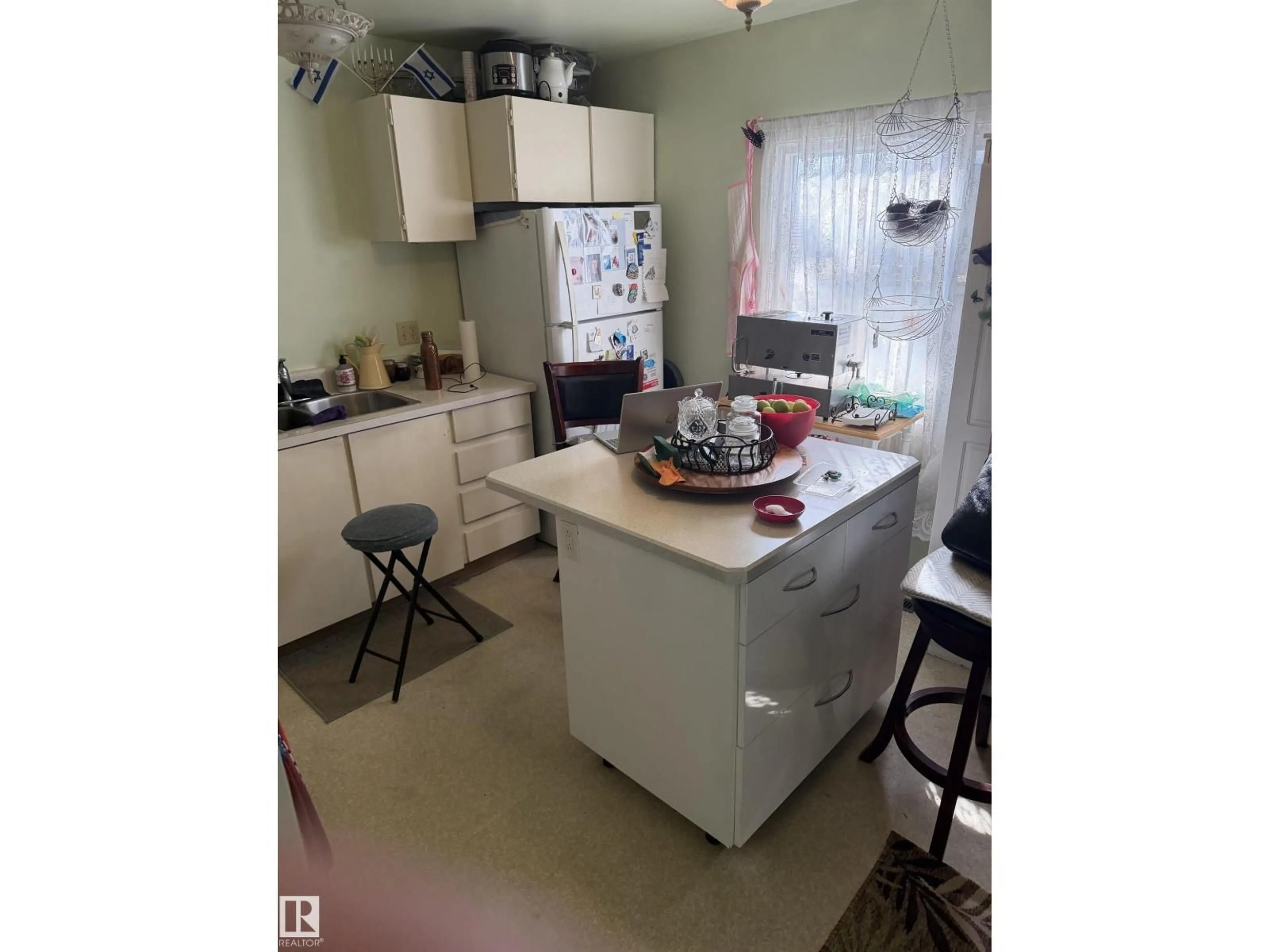 Standard kitchen, unknown for 2008 53 ST, Edmonton Alberta T6L5G4