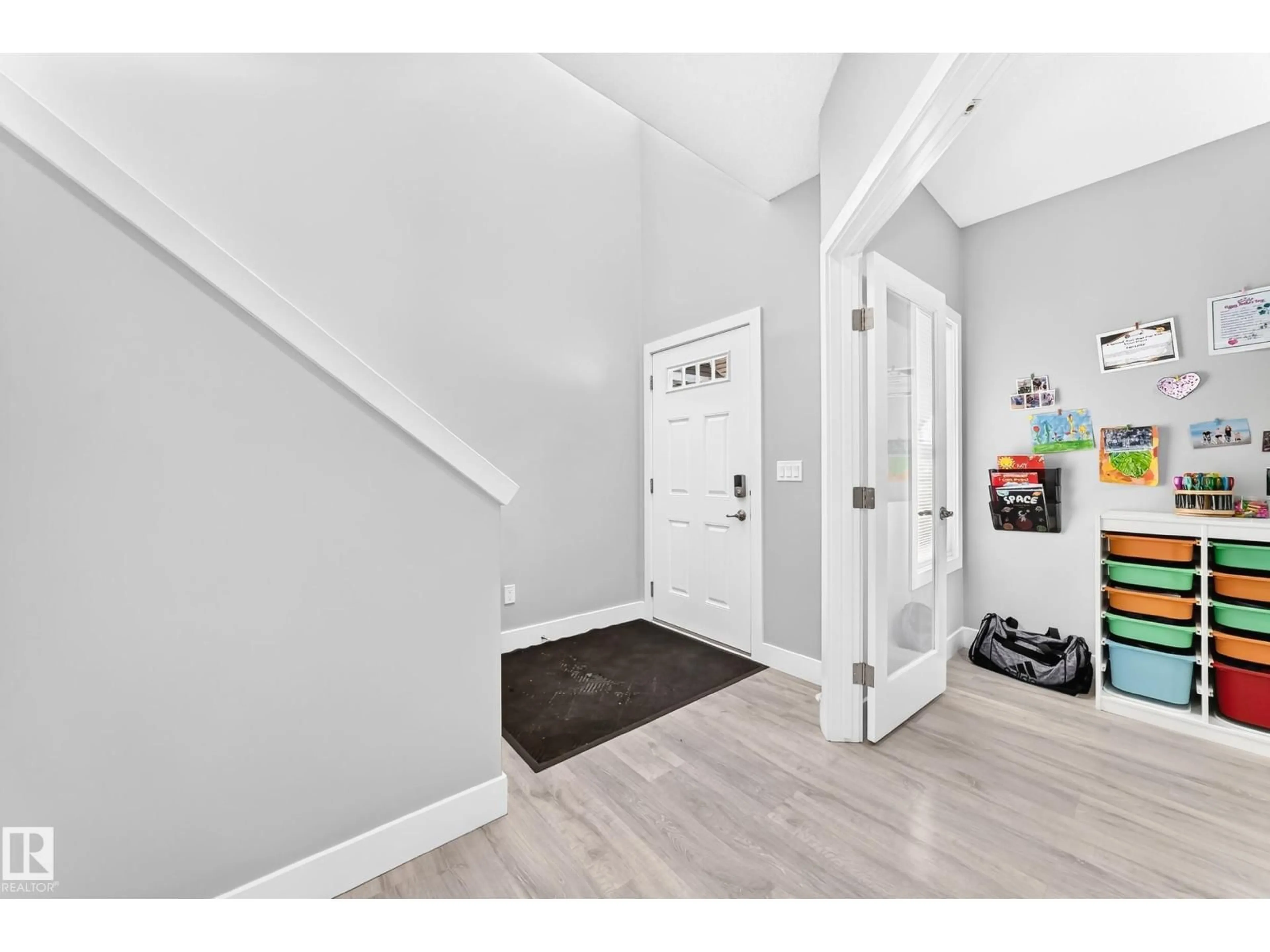 Indoor entryway for 247 ANNANDALE CR, Sherwood Park Alberta T8H1B3