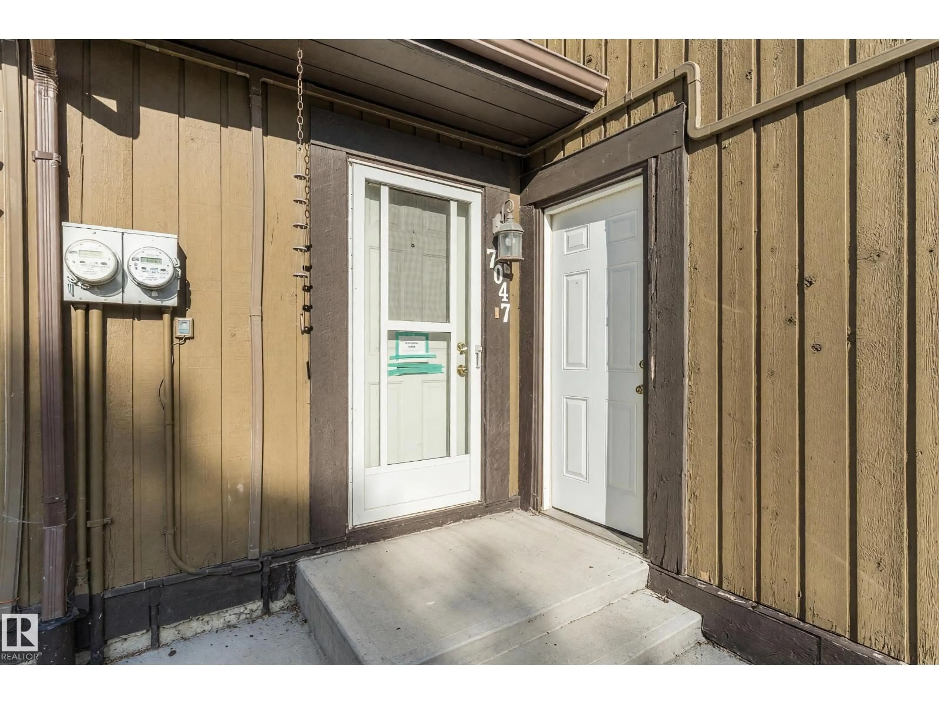 Indoor entryway for 7047 32 AV, Edmonton Alberta T6K2K9