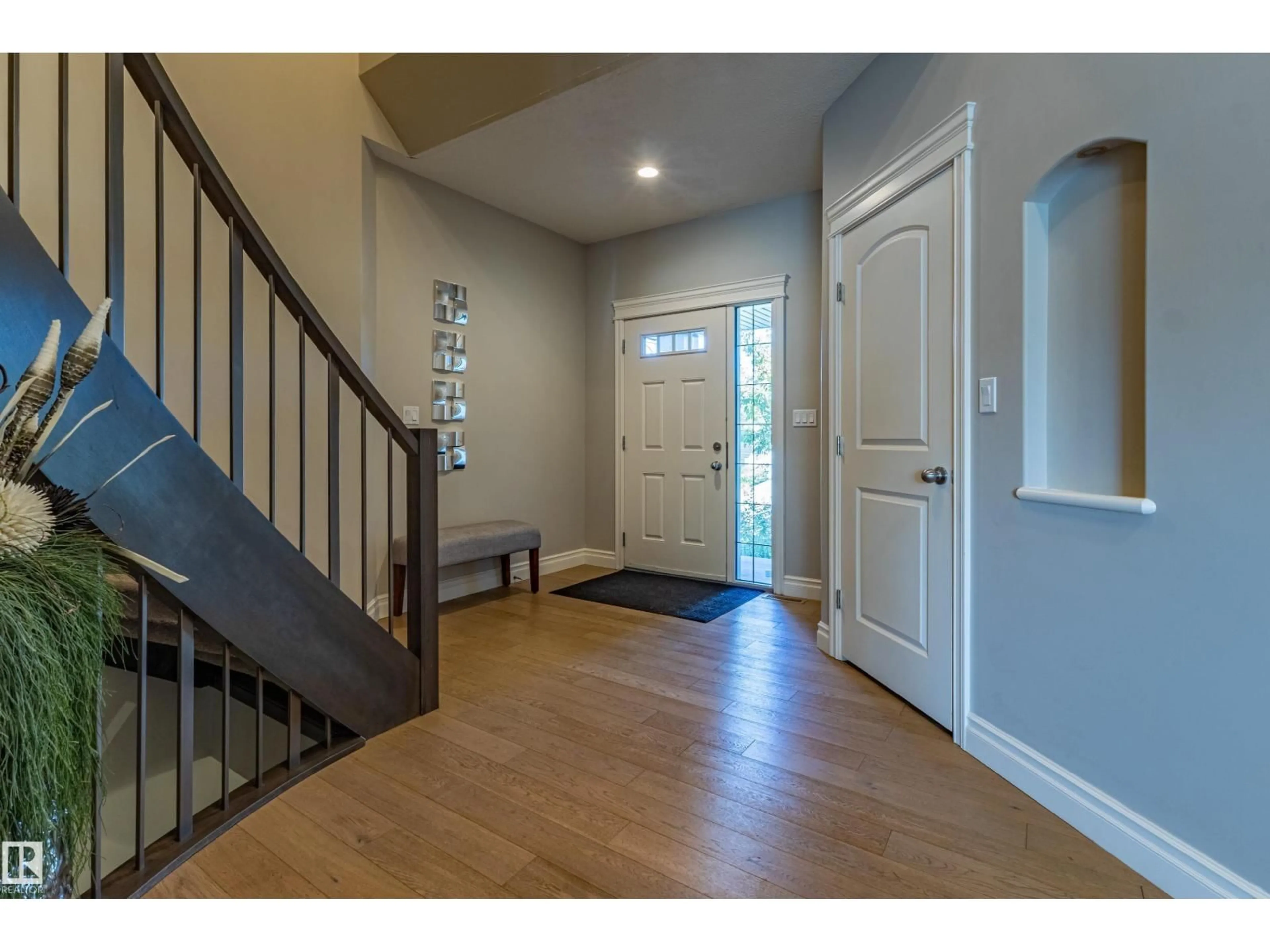 Indoor entryway for 233 HAWKS RIDGE BV, Edmonton Alberta T5S0M1