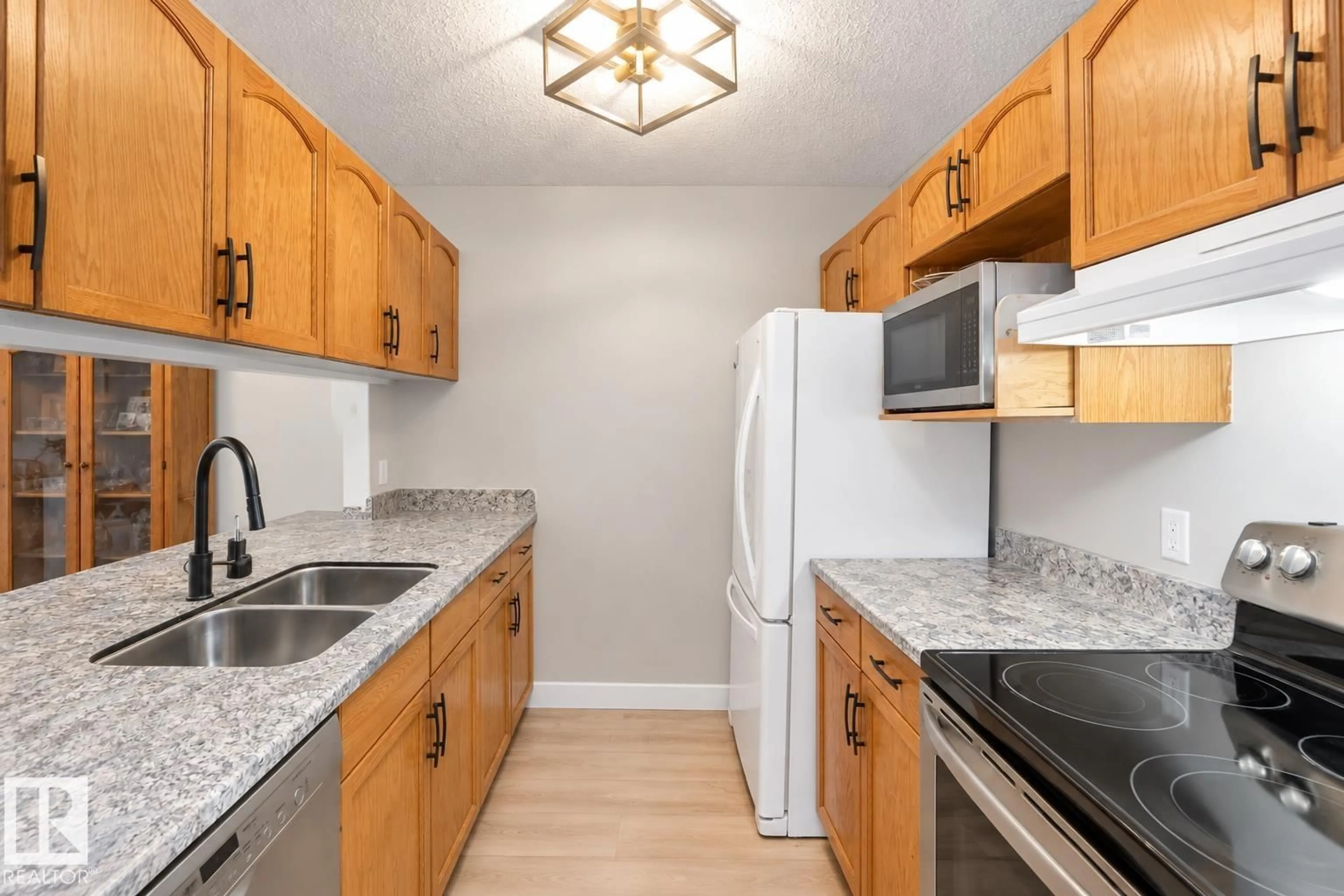 Standard kitchen, unknown for 329 17447 98A AV NW, Edmonton Alberta T5T6M4