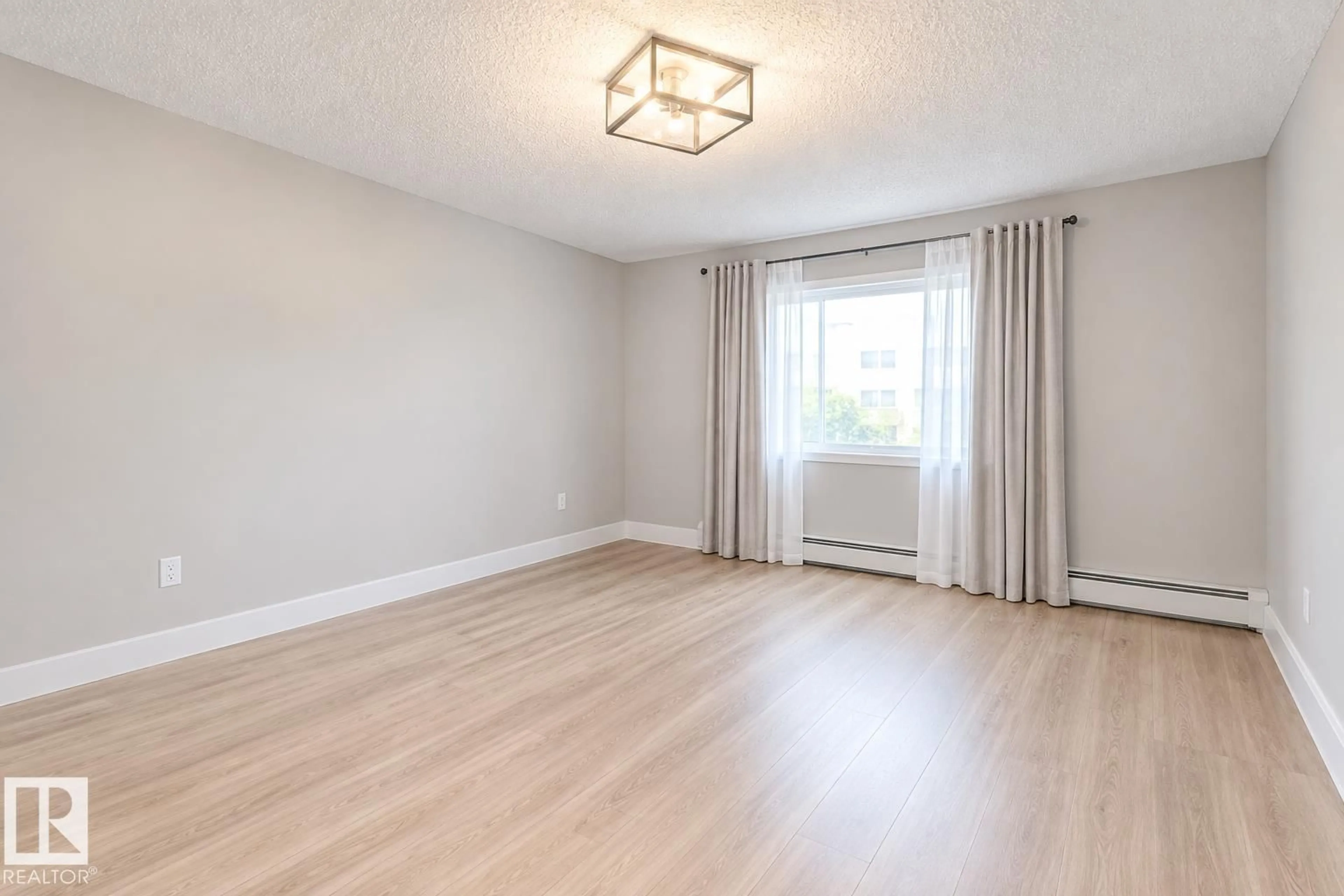 A pic of a room for 329 17447 98A AV NW, Edmonton Alberta T5T6M4