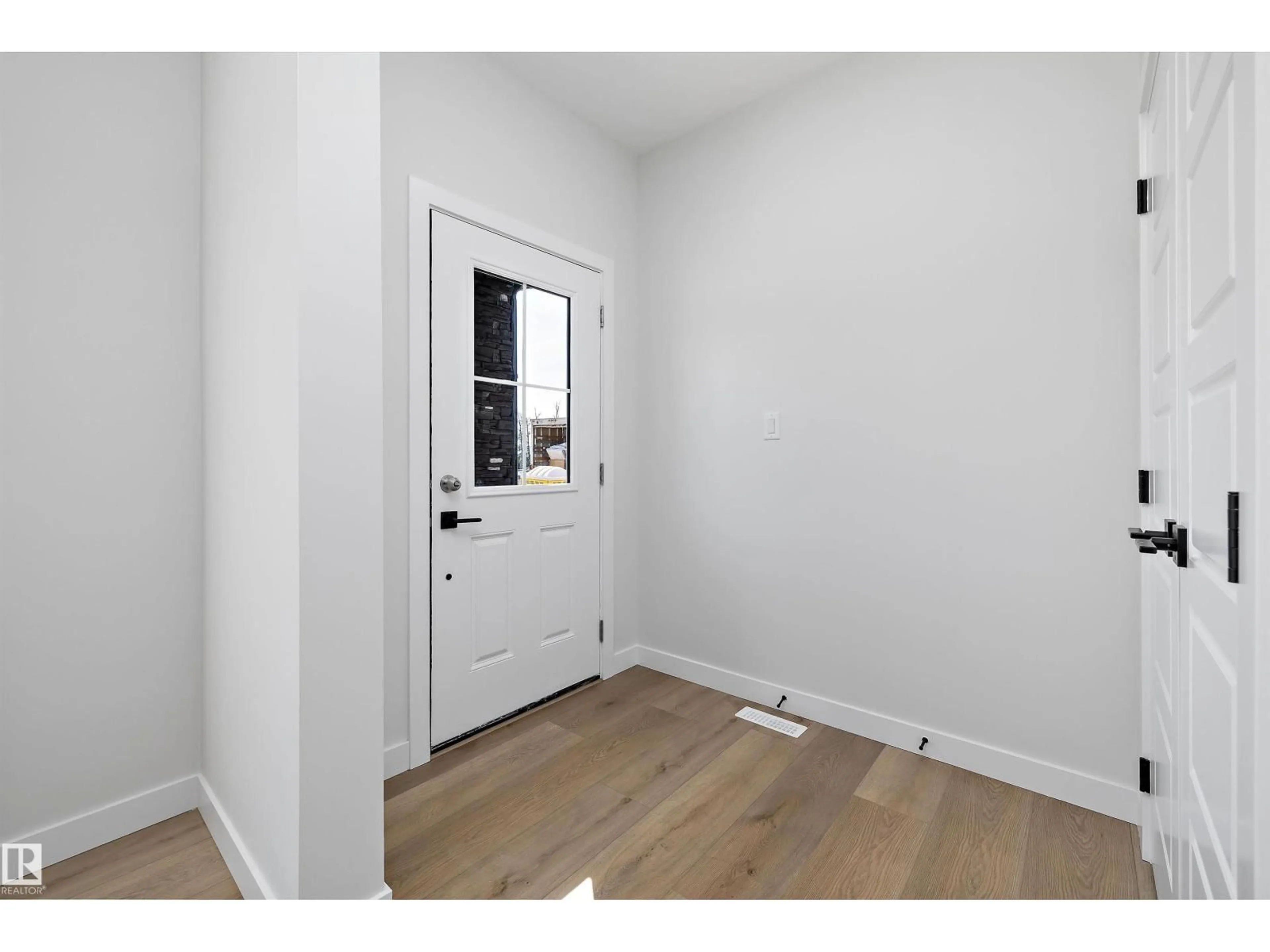 Indoor entryway for 958 ELDERBERRY LD, Edmonton Alberta T6M3K3