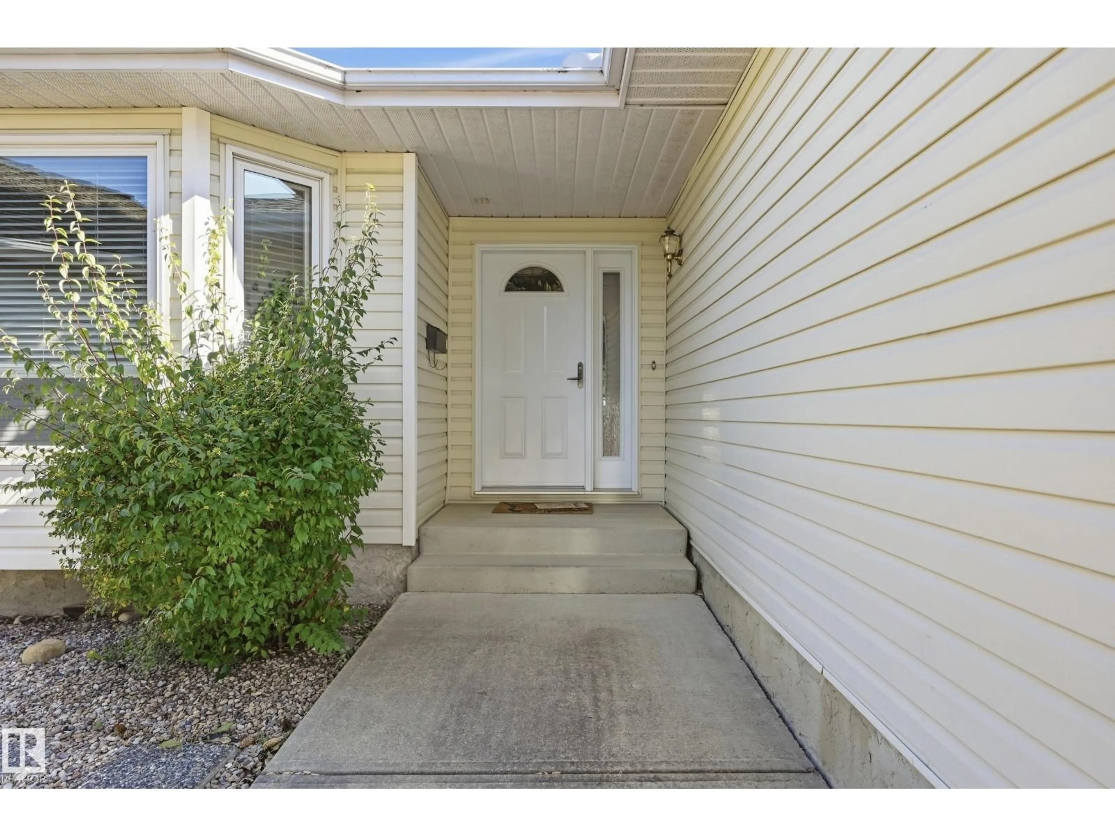Indoor entryway for 11102 11A AV, Edmonton Alberta T6J6R9