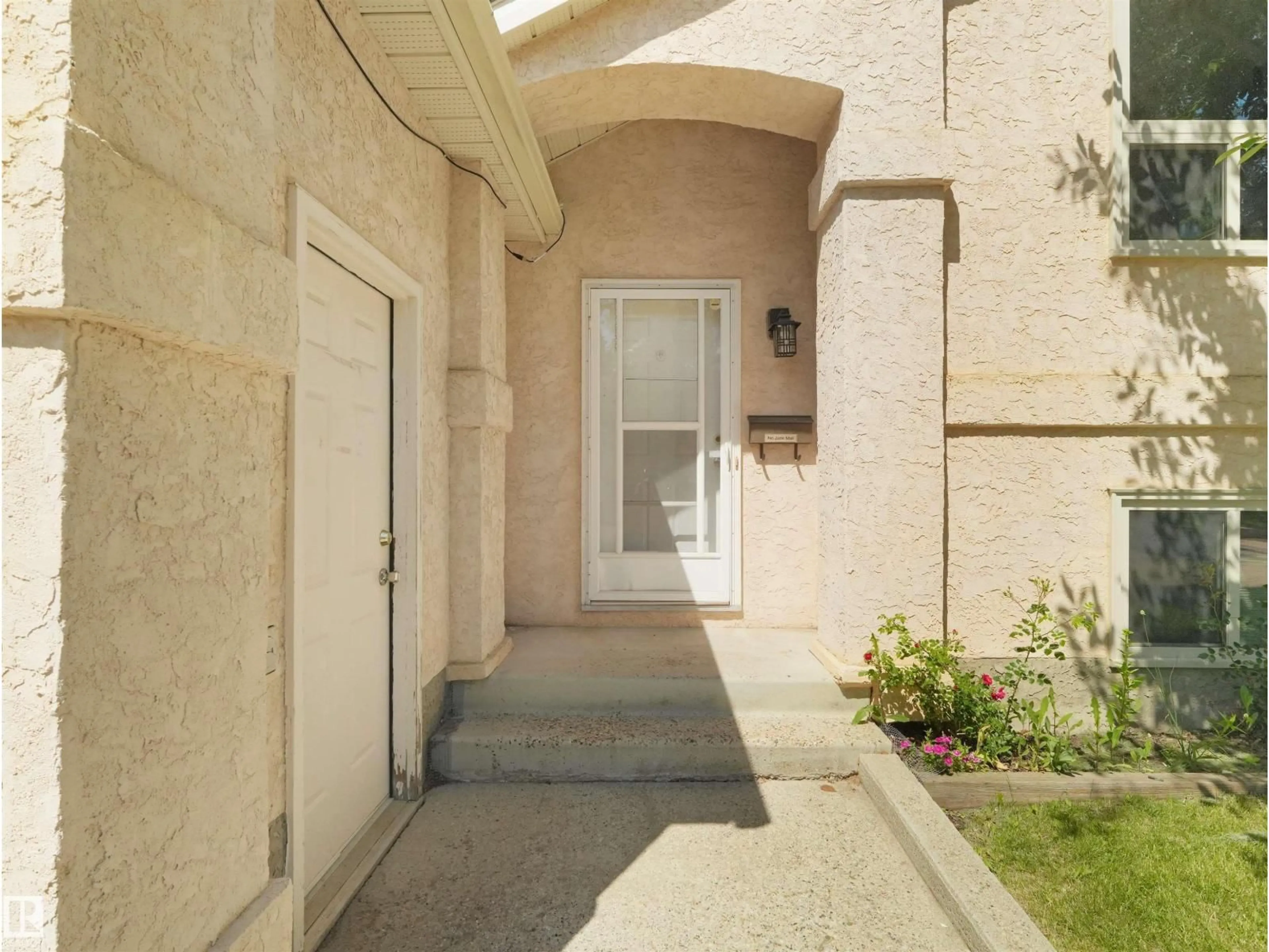 Indoor entryway for 1855 MILLWOODS ROAD EAST NW, Edmonton Alberta T6L6K2