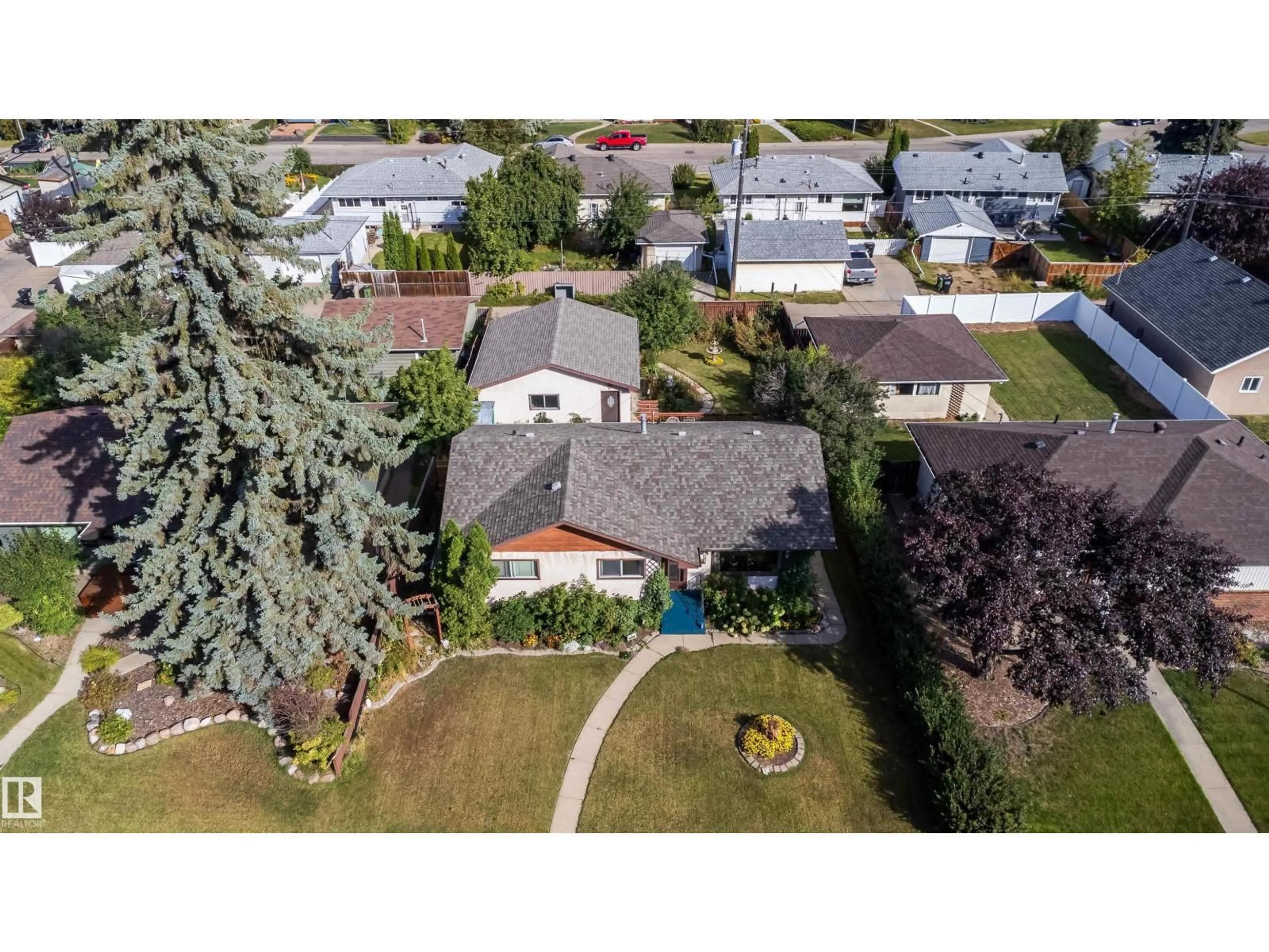 A pic from outside/outdoor area/front of a property/back of a property/a pic from drone, street for 4808 106 AV, Edmonton Alberta T6A1E6