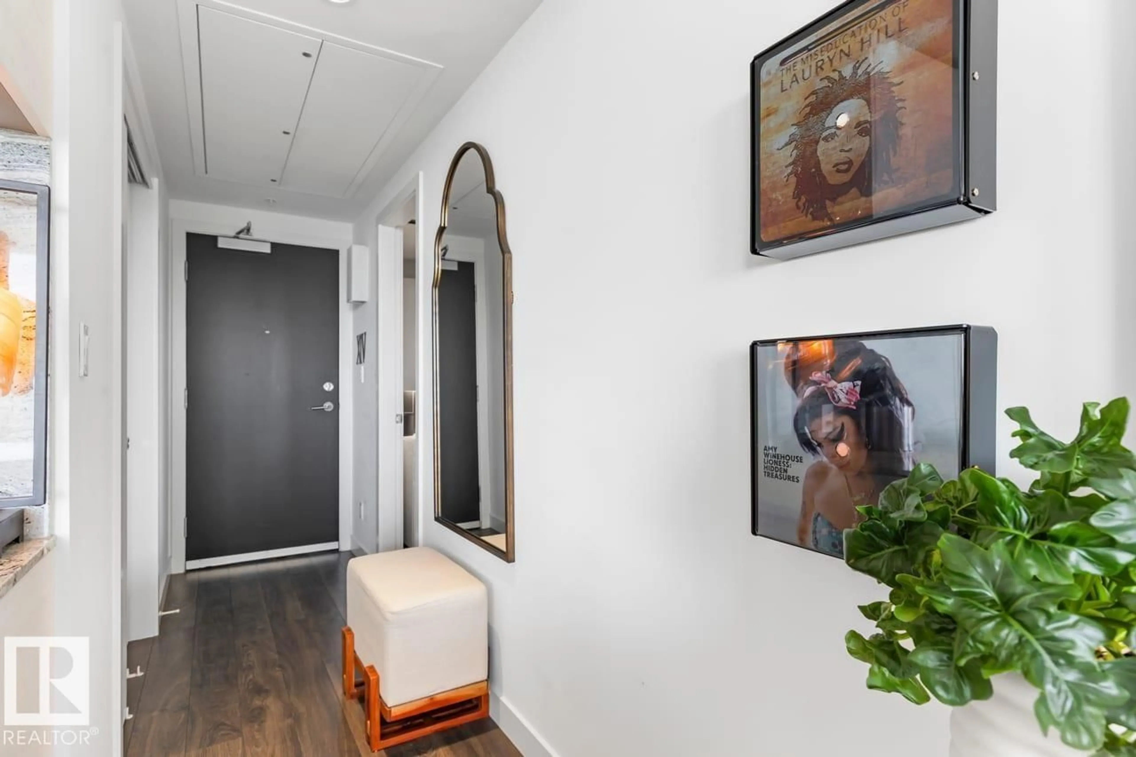 Indoor entryway for SW - 3008 310 12 AV, Calgary Alberta T2R1B5