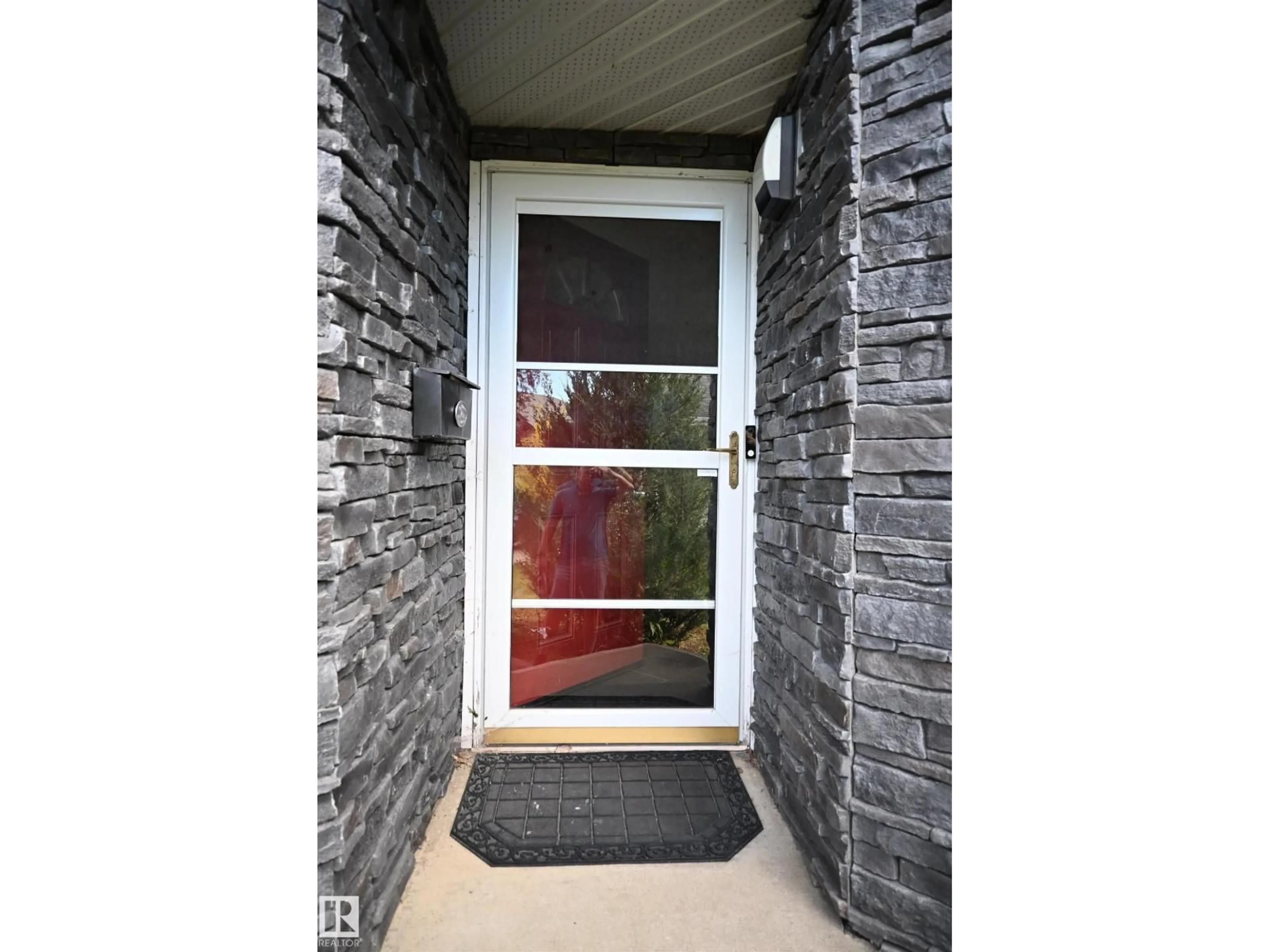 Indoor entryway for NW - 5304 155 AV, Edmonton Alberta T5Y2S6