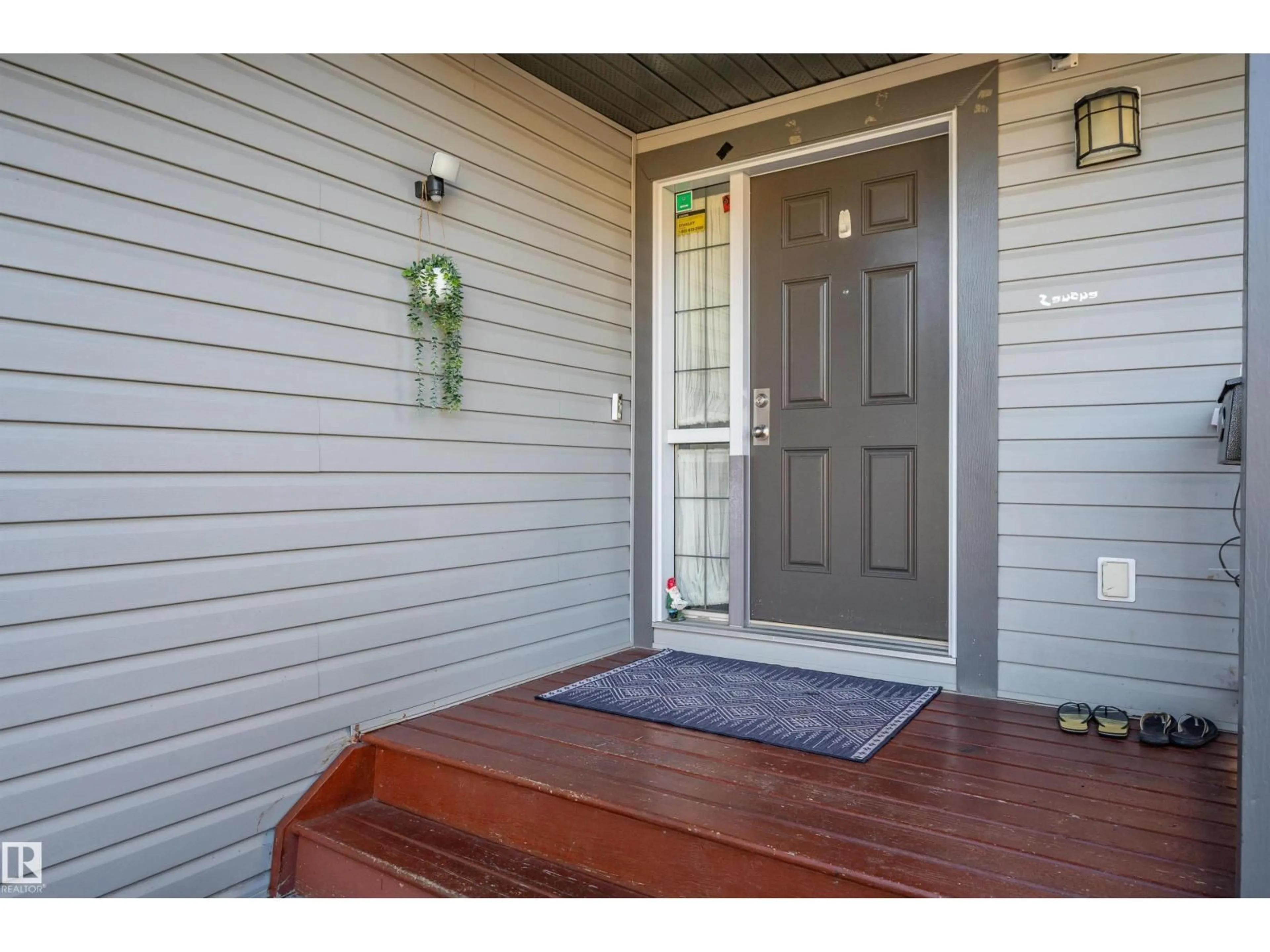 Indoor entryway for 2823 22 AV, Edmonton Alberta T6T0K1