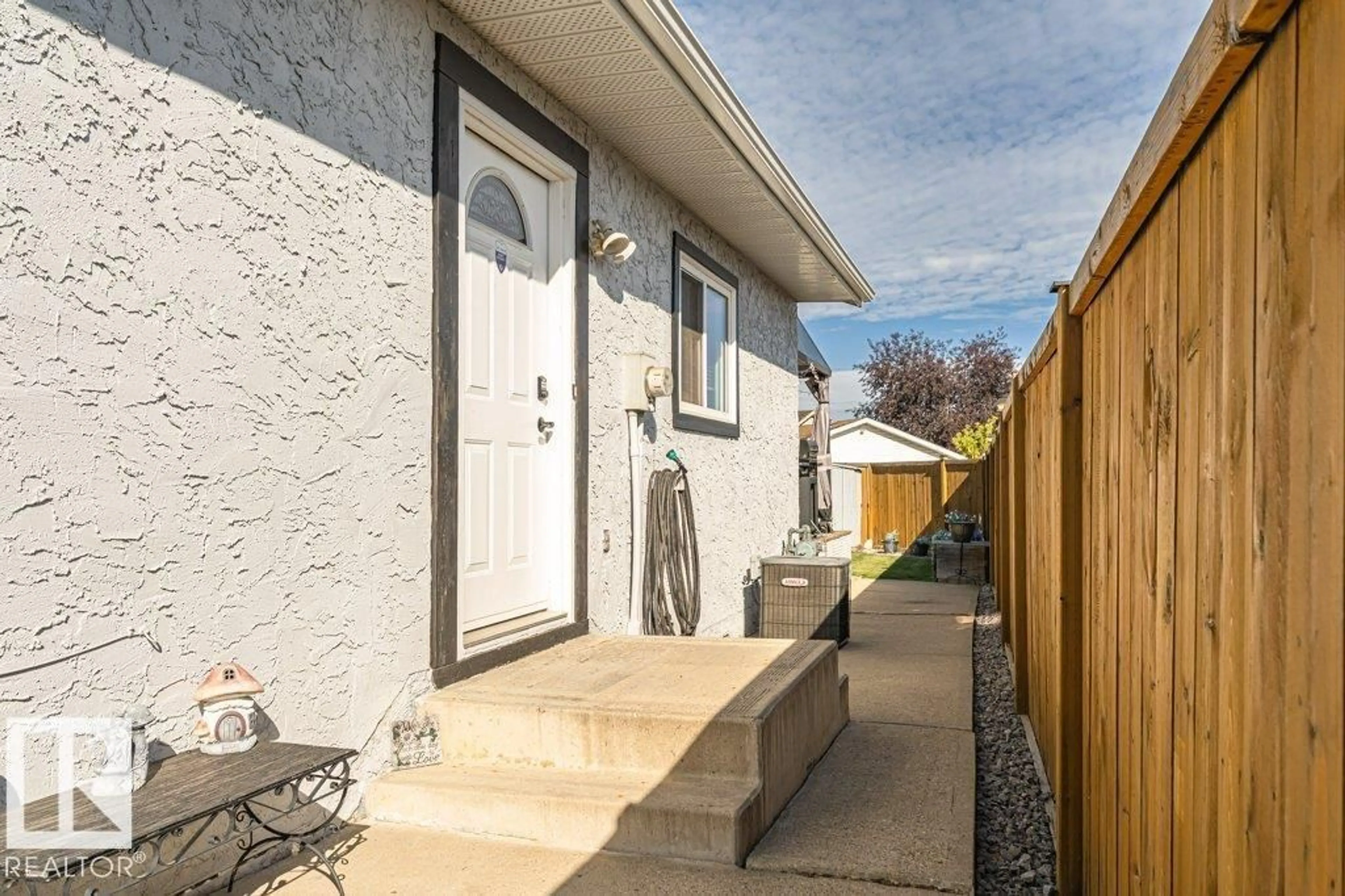 Patio, street for 6 KINISKI CR, Edmonton Alberta T6L5A9