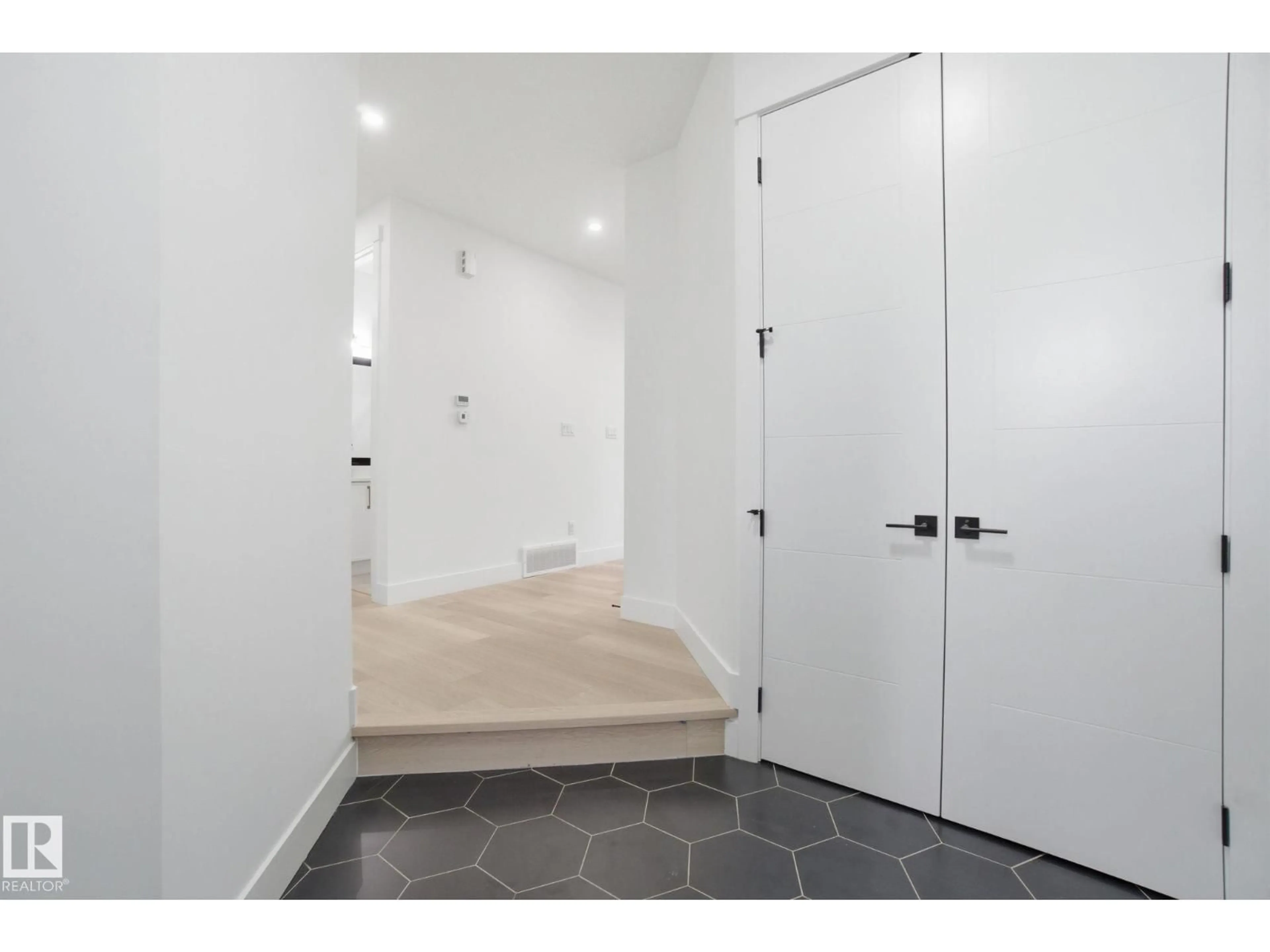 Indoor entryway for 3311 CHERNOWSKI WAY, Edmonton Alberta T6W5H2