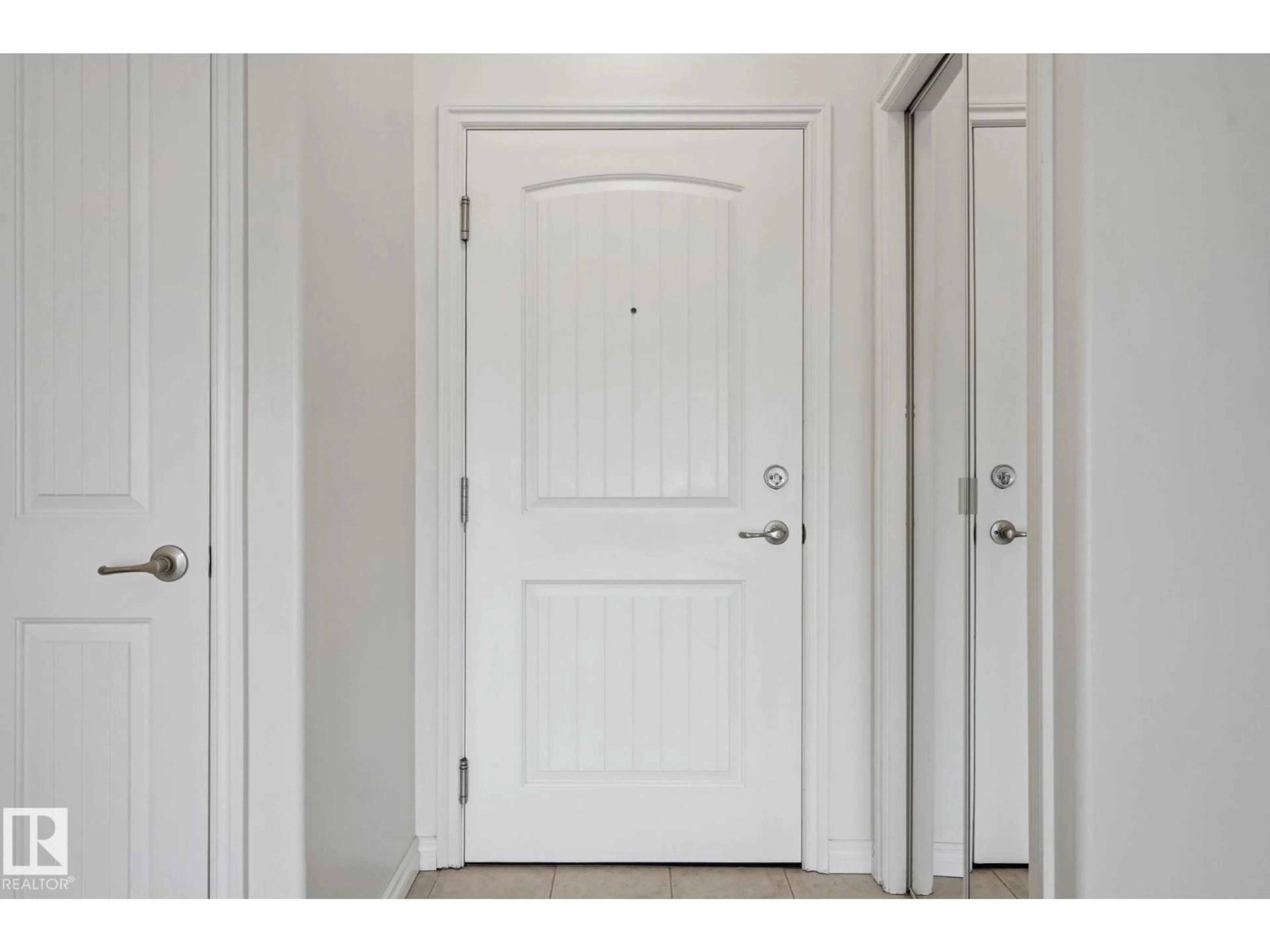 Indoor entryway for 205 8528 82 AV NW, Edmonton Alberta T6C0Y8