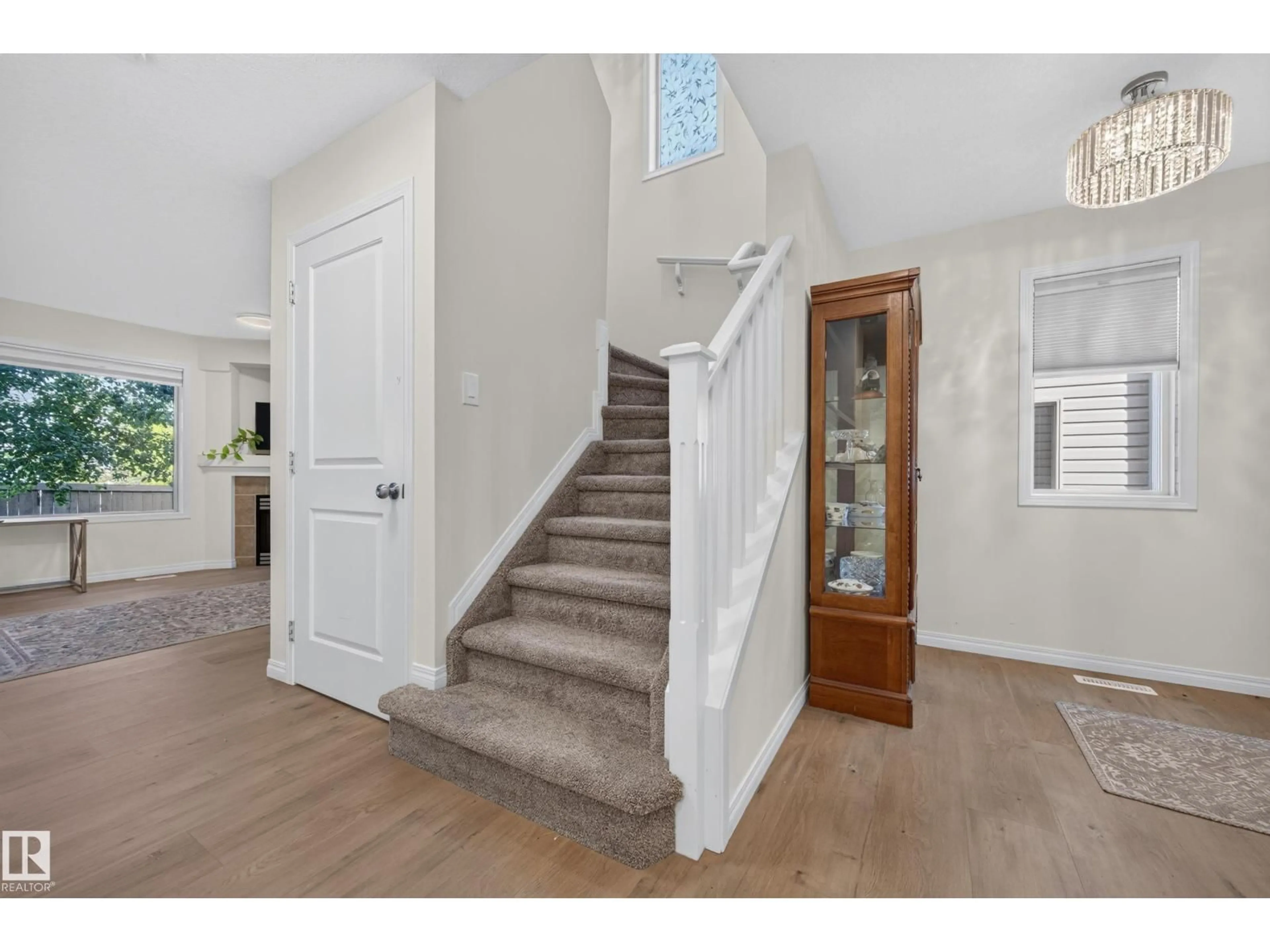 Indoor entryway for #106 - 106 SUMMERWOOD DR, Sherwood Park Alberta T8H0C5