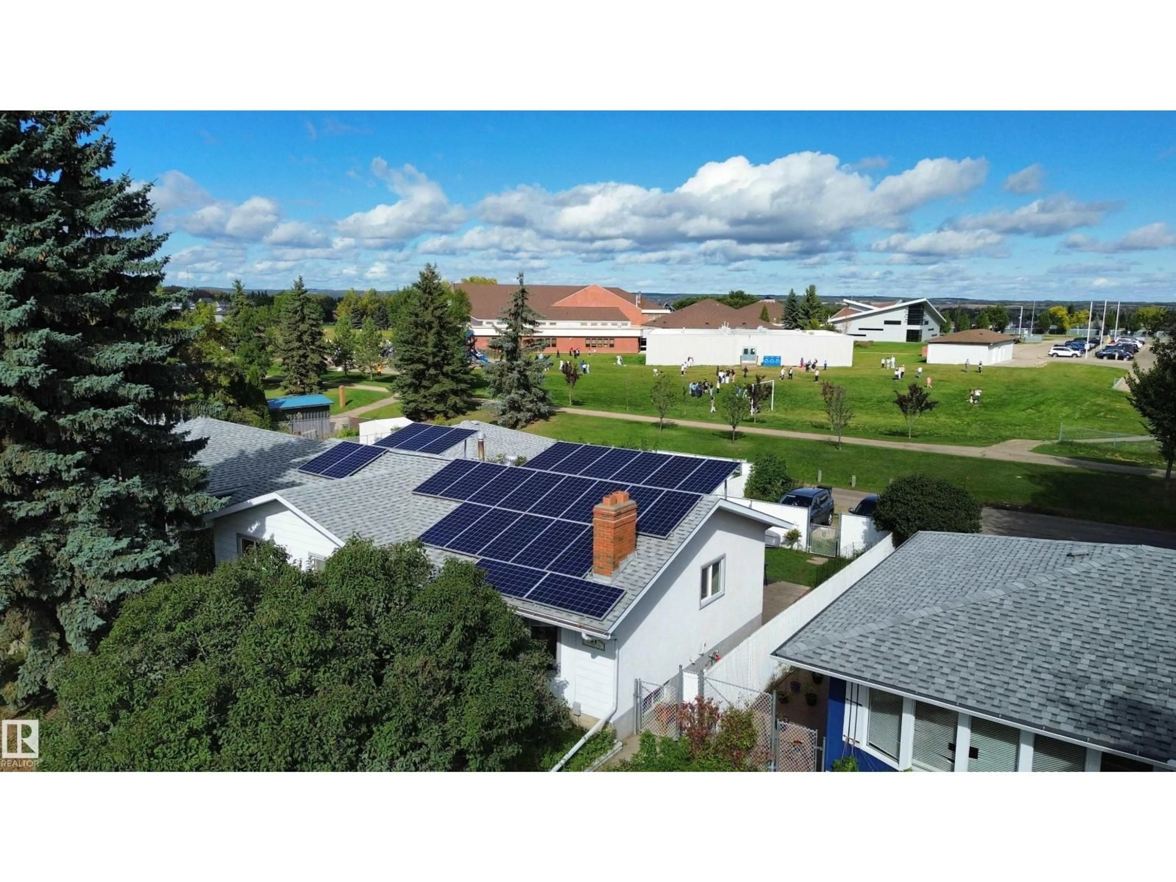 A pic from outside/outdoor area/front of a property/back of a property/a pic from drone, street for 21 BURLINGTON AV, Spruce Grove Alberta T7X1E5