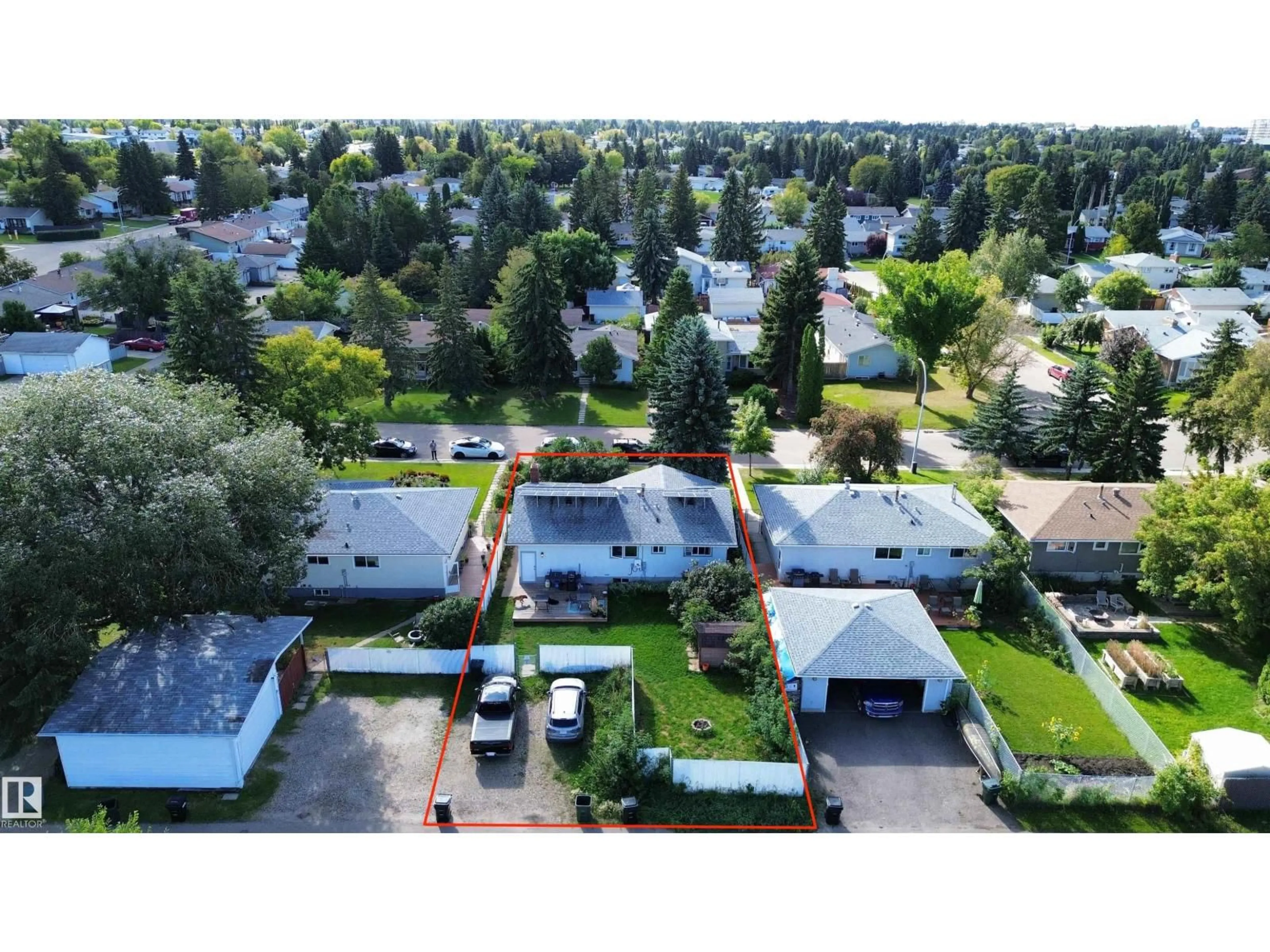 A pic from outside/outdoor area/front of a property/back of a property/a pic from drone, street for 21 BURLINGTON AV, Spruce Grove Alberta T7X1E5