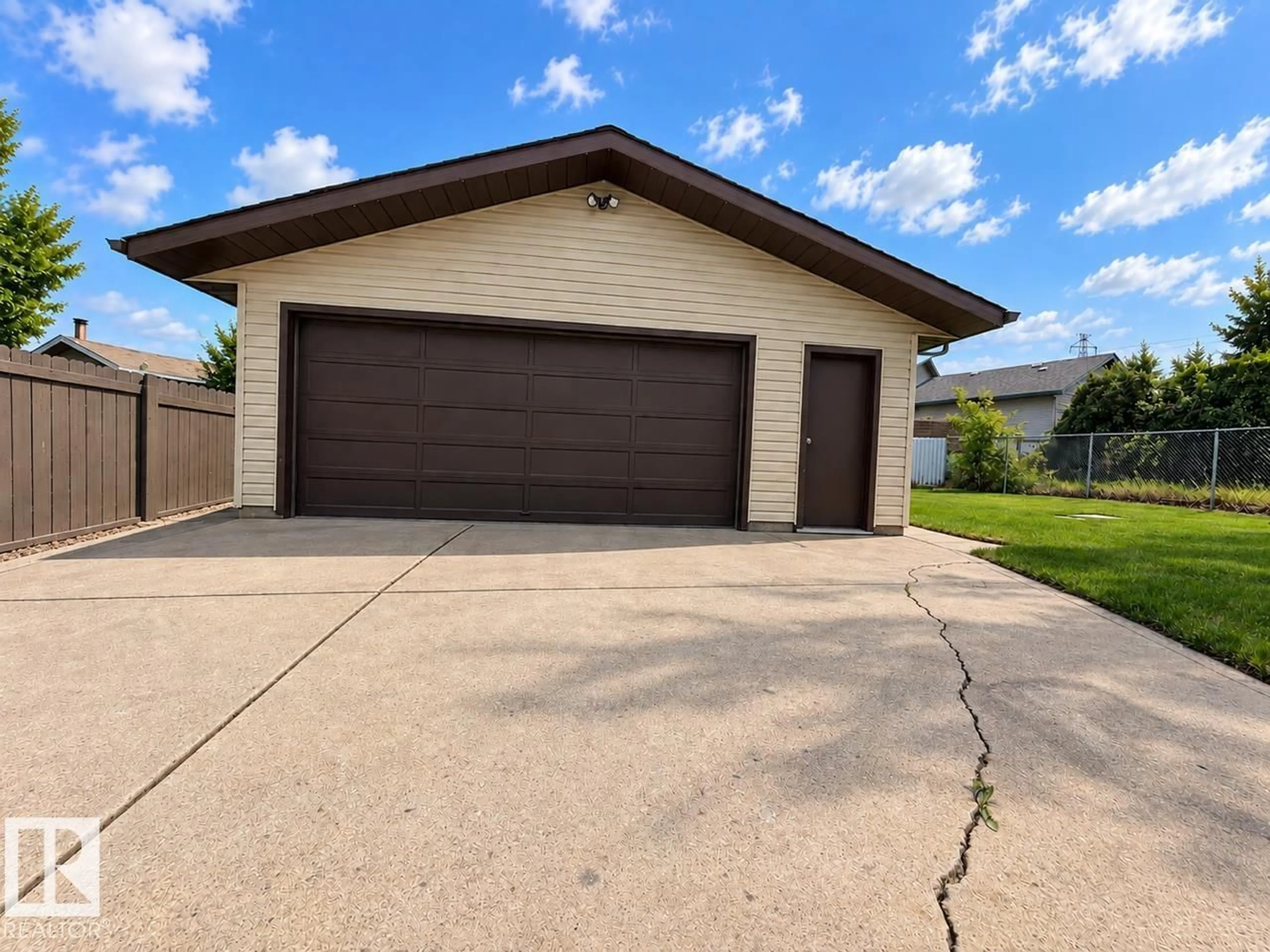 Indoor garage for 181 PORTER, Millet Alberta T0C1Z0