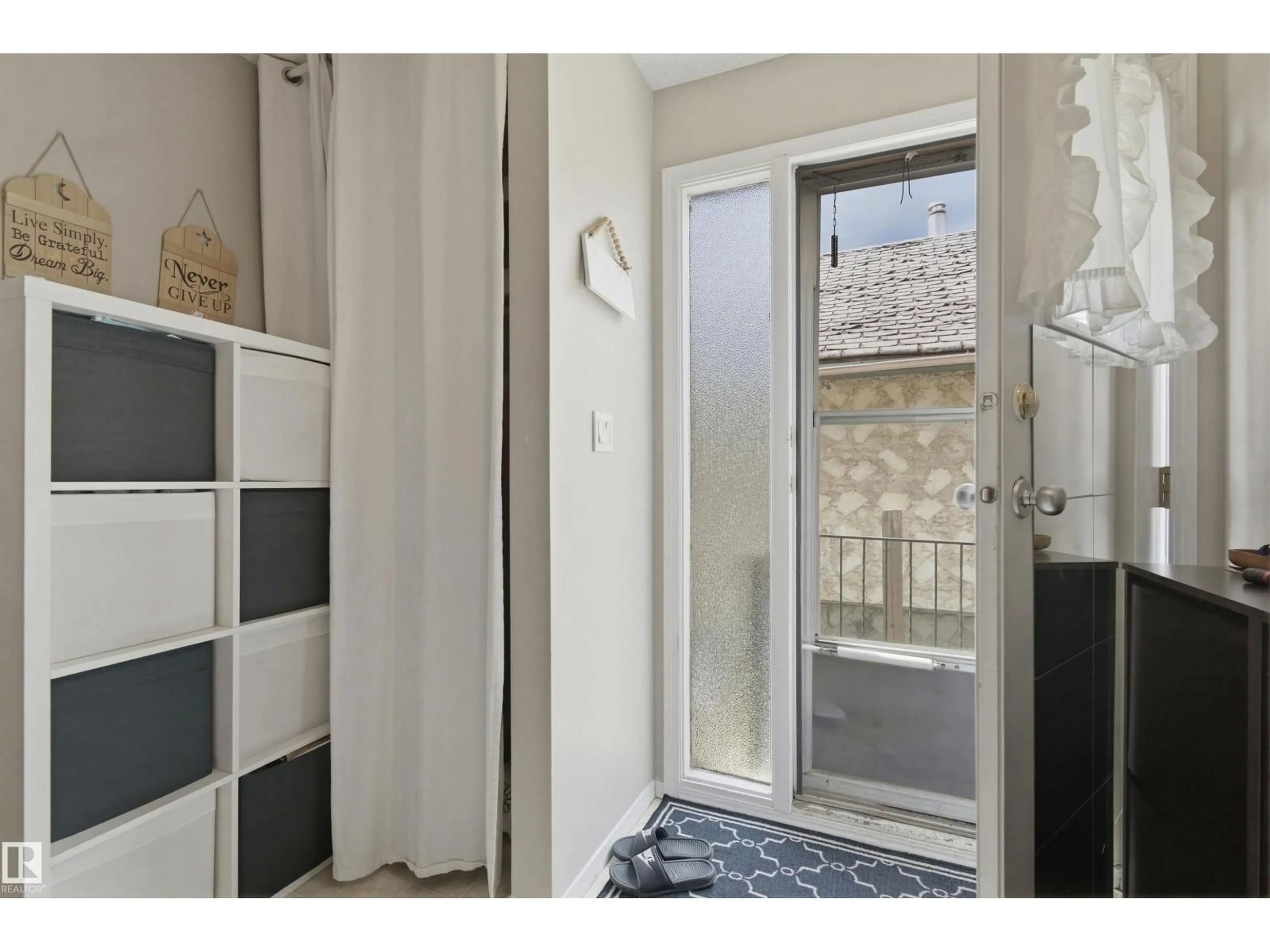 Indoor entryway for NW - 7115-7121 80 AV, Edmonton Alberta T6B0C7