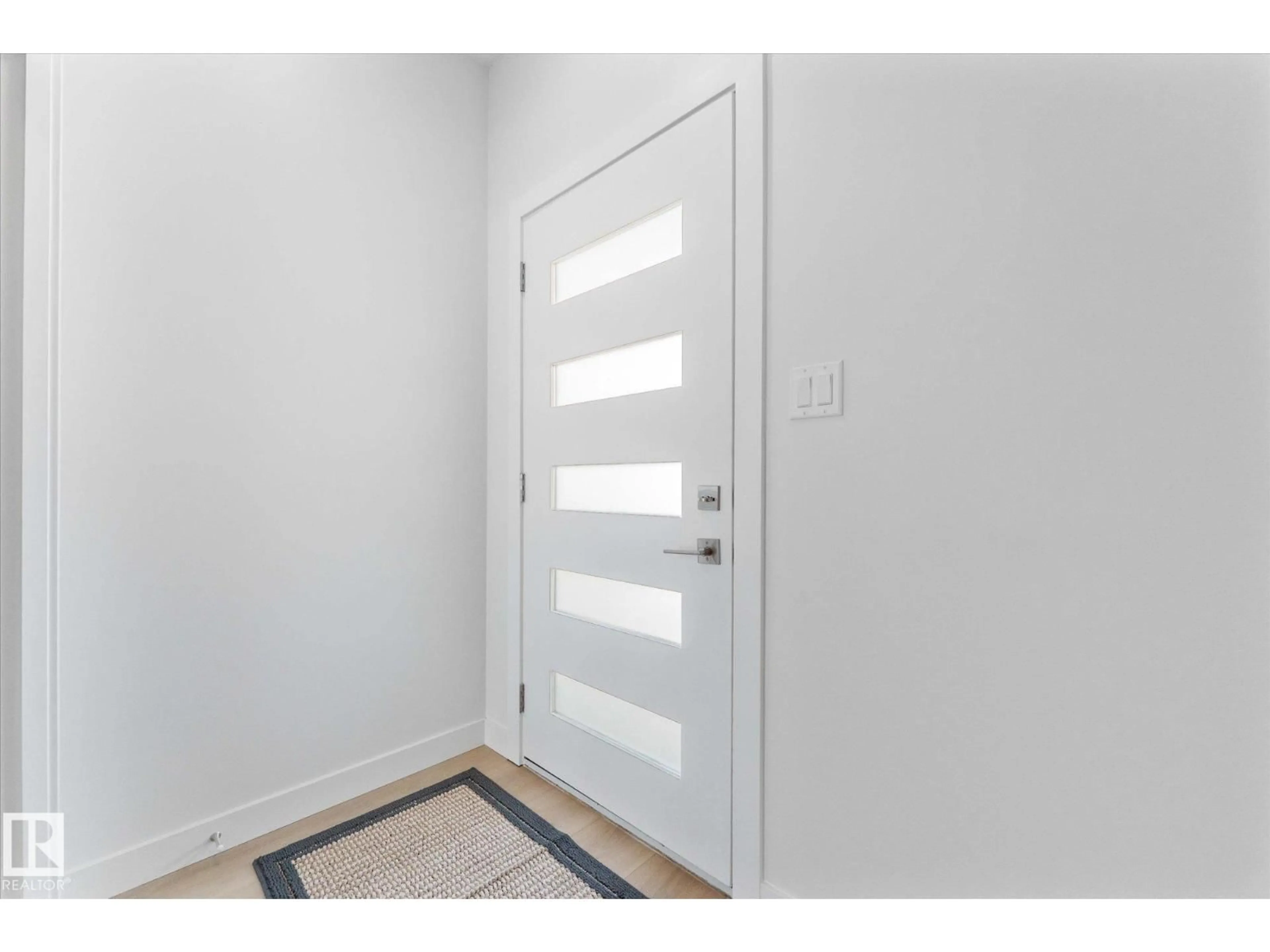 Indoor entryway for 12033 92 ST, Edmonton Alberta T5G1A8