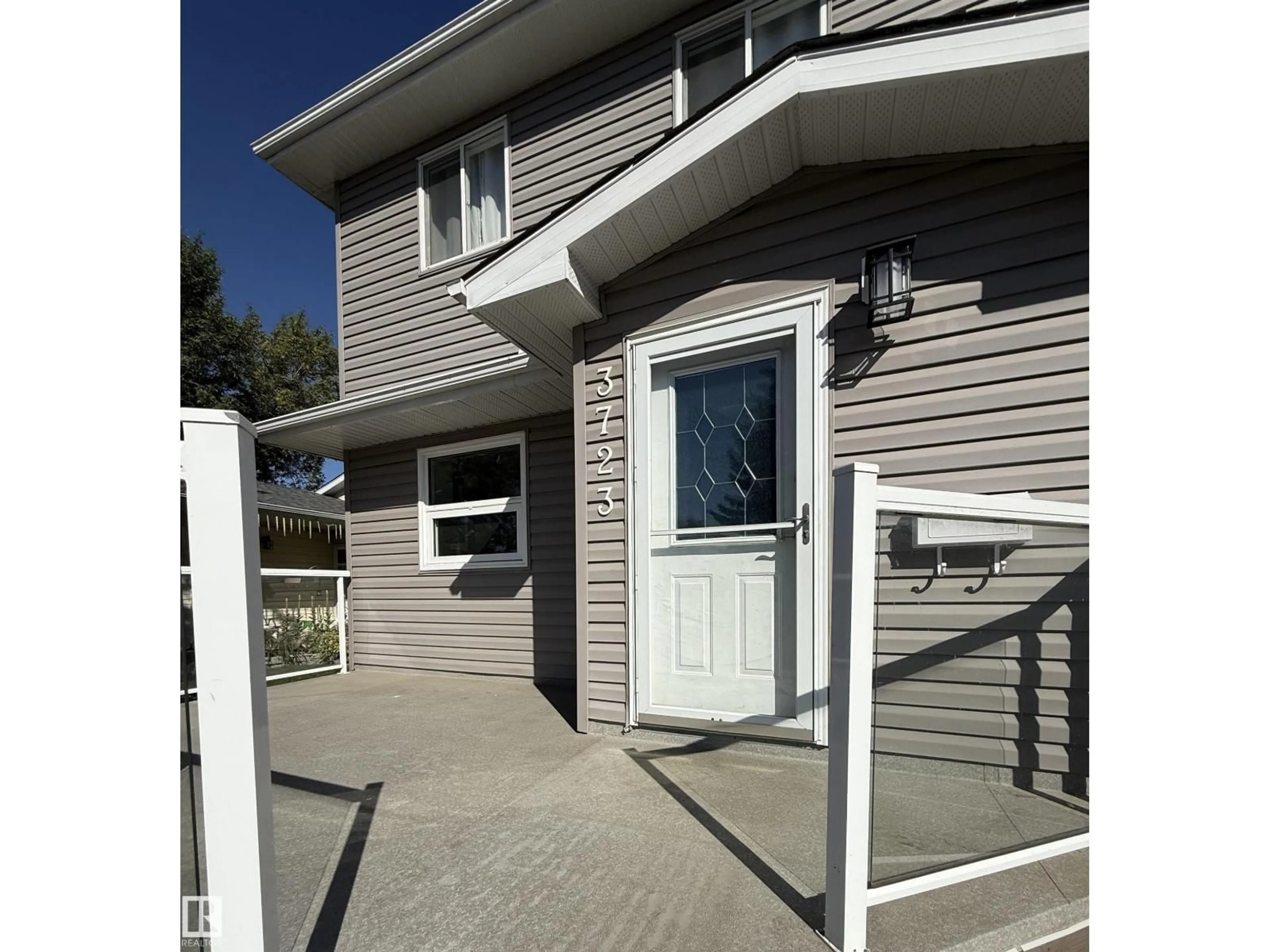 A pic from outside/outdoor area/front of a property/back of a property/a pic from drone, street for 3723 46 ST, Edmonton Alberta T6L3T7