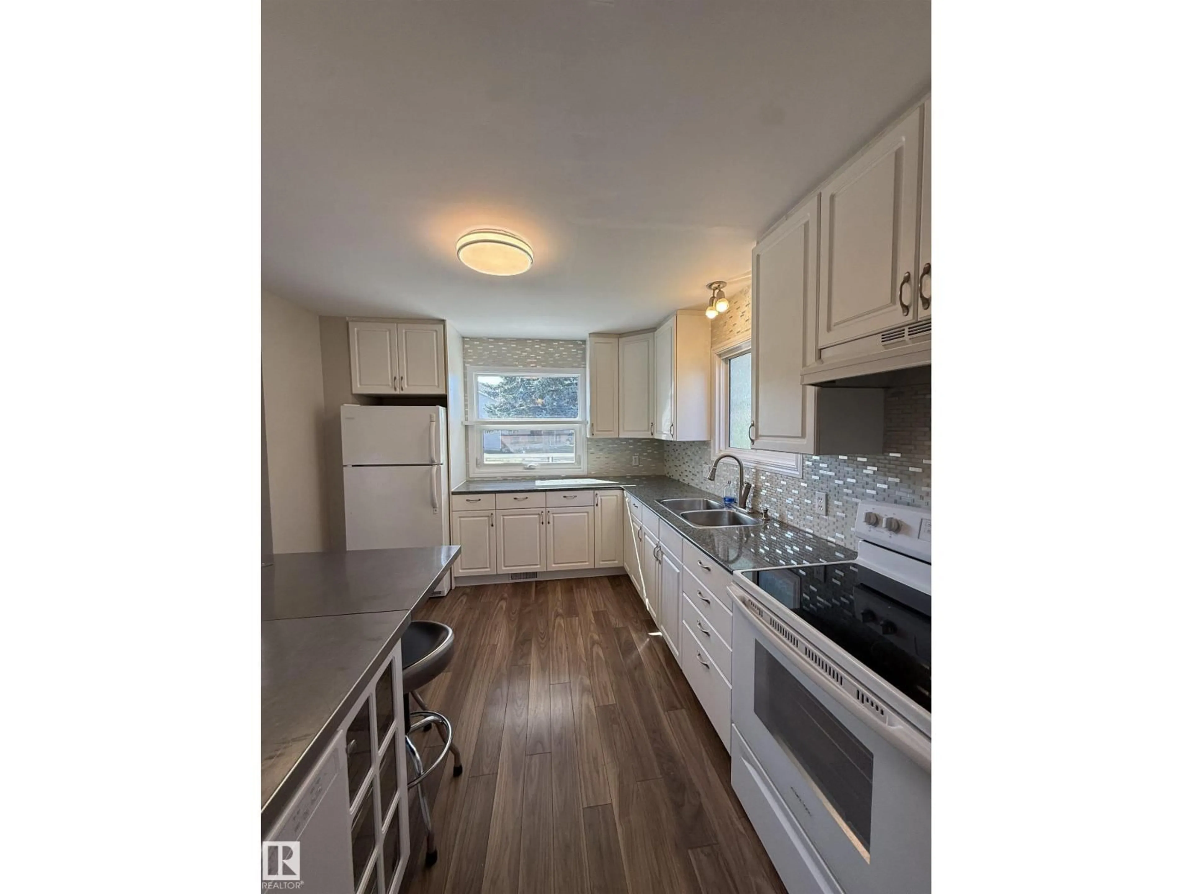Unknown for 3723 46 ST, Edmonton Alberta T6L3T7