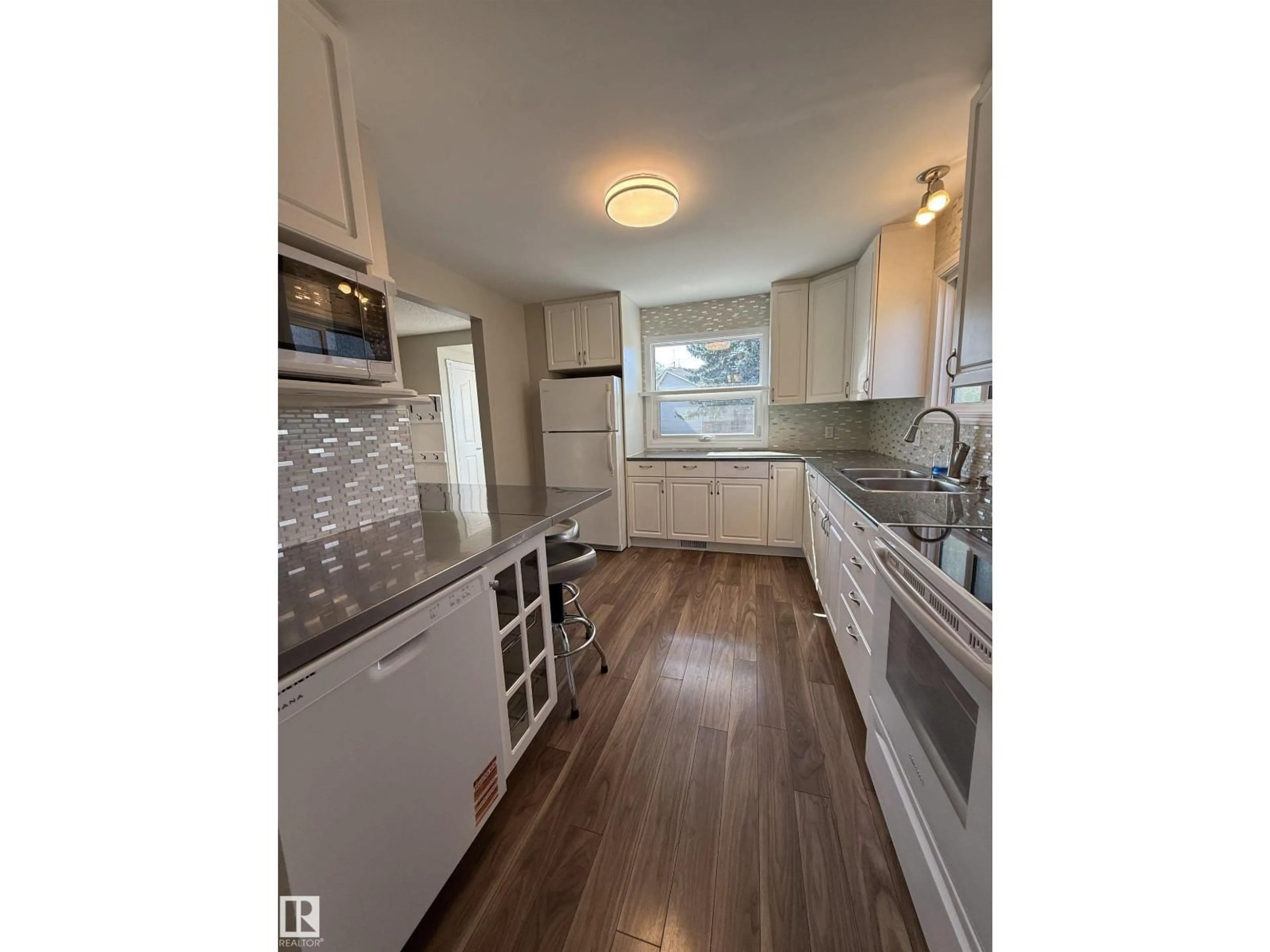 Unknown for 3723 46 ST, Edmonton Alberta T6L3T7
