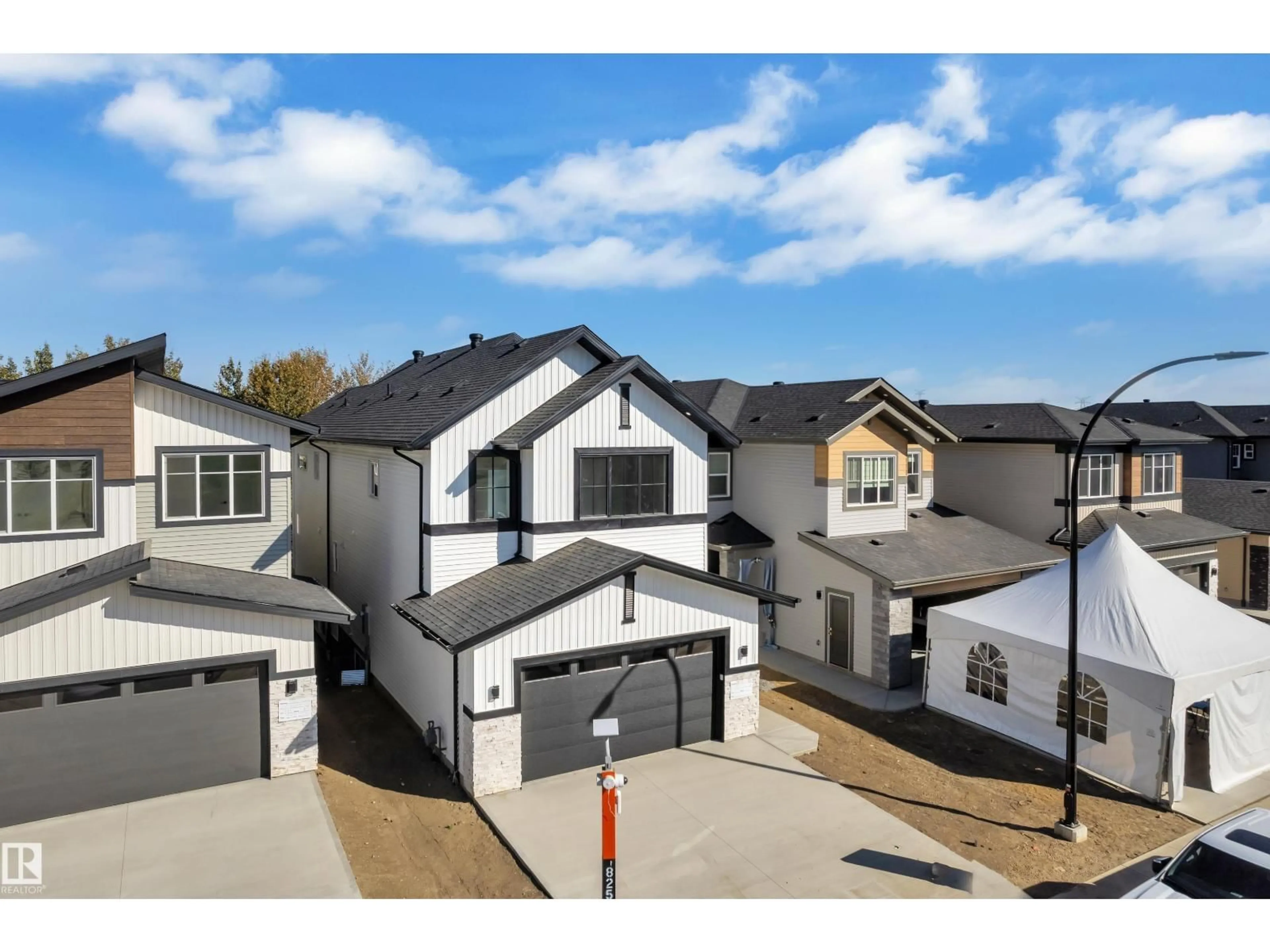 A pic from outside/outdoor area/front of a property/back of a property/a pic from drone, street for 3132 7 AVENUE SW, Edmonton Alberta T6X3M4