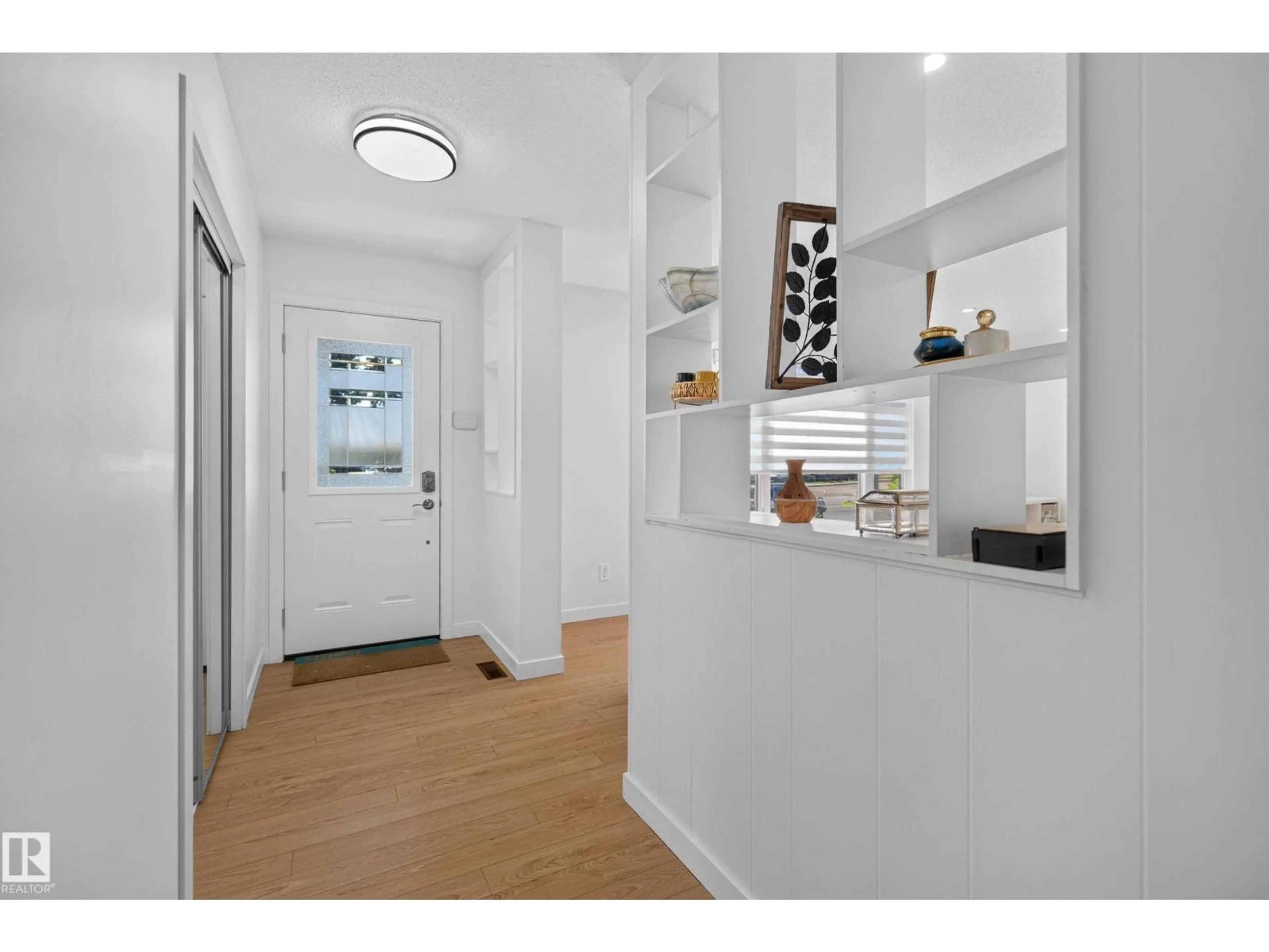 Indoor entryway for NW - 9212 150 AV, Edmonton Alberta T5E2N6