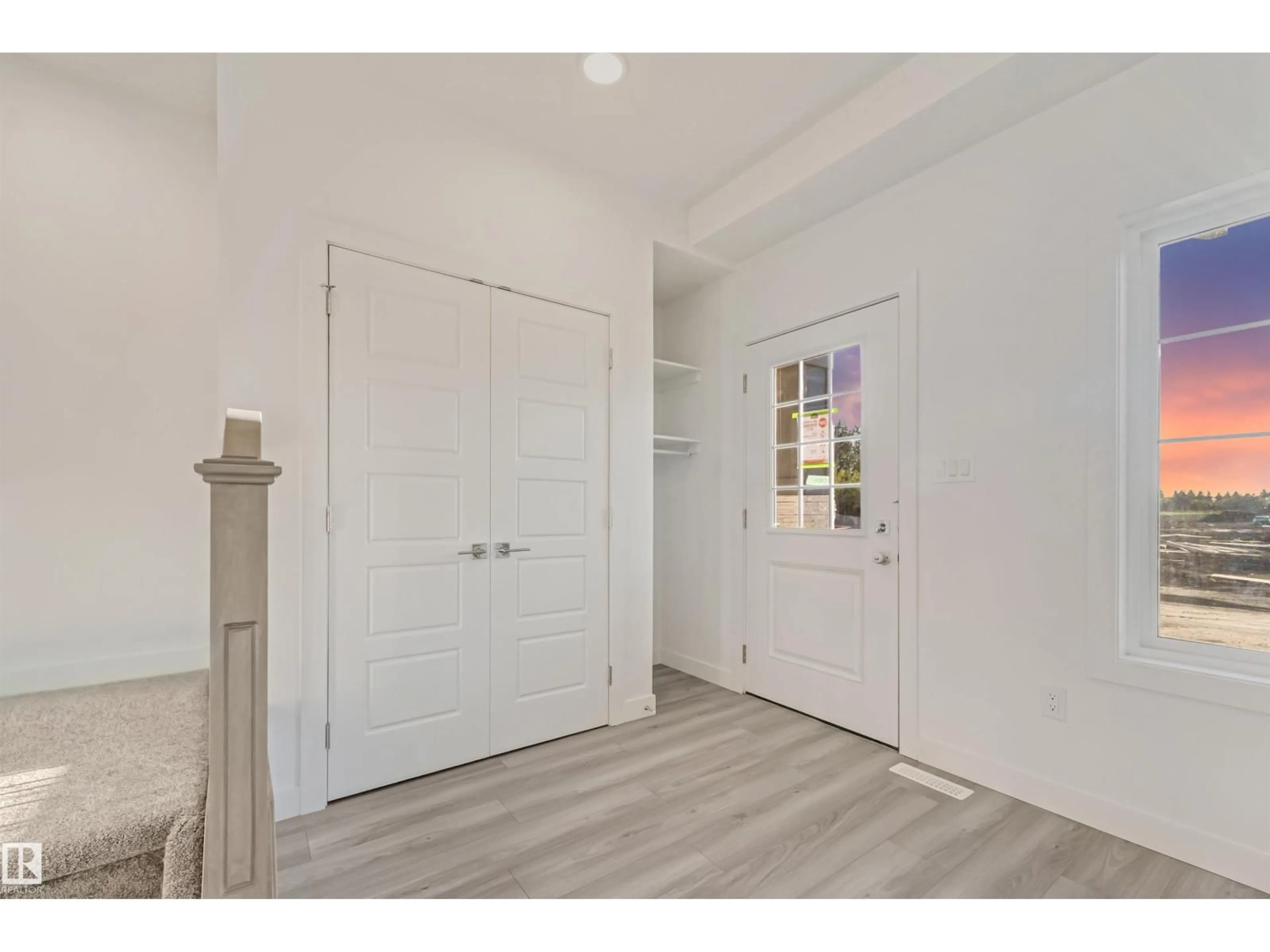 Indoor entryway for 1515 211 STREET, Edmonton Alberta T6M3P2