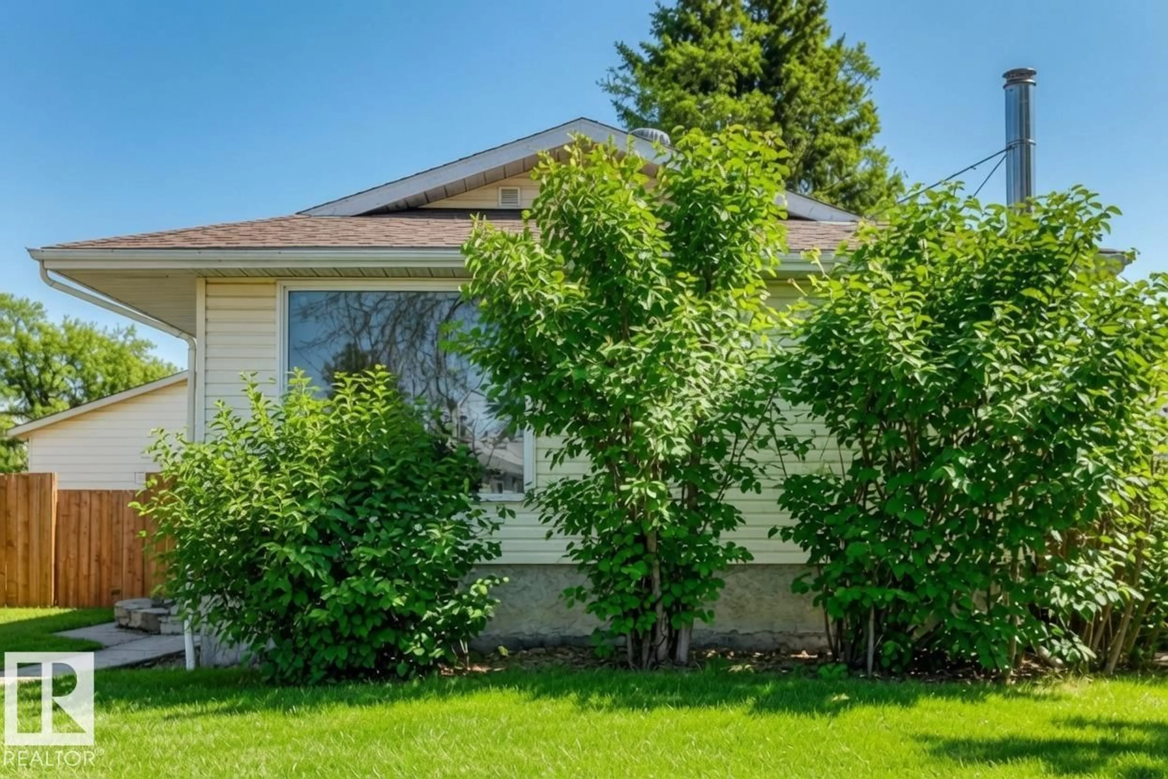 Home with vinyl exterior material, street for 45 OATWAY DR, Stony Plain Alberta T7Z1G5