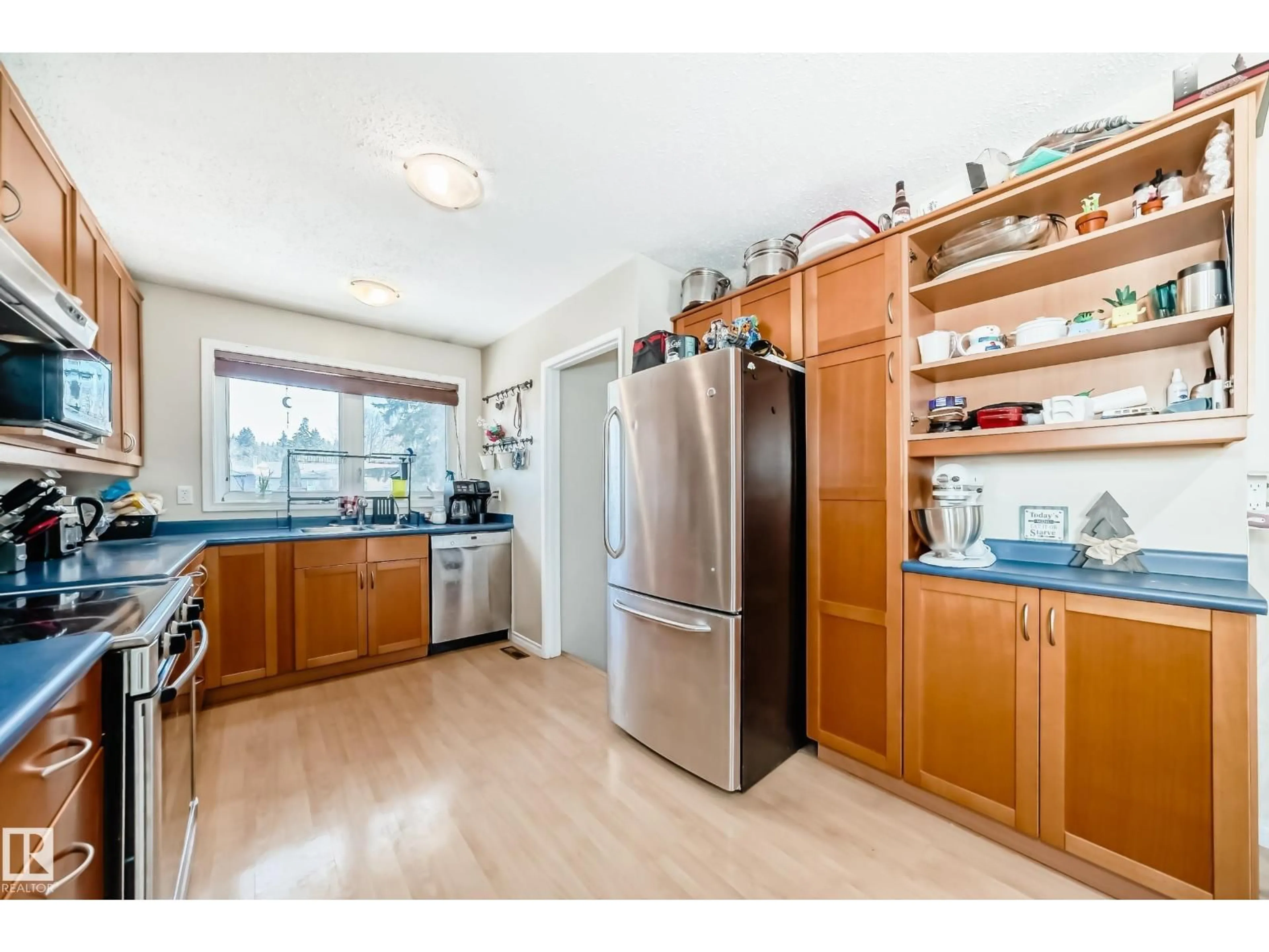 Standard kitchen, wood/laminate floor for 45 OATWAY DR, Stony Plain Alberta T7Z1G5